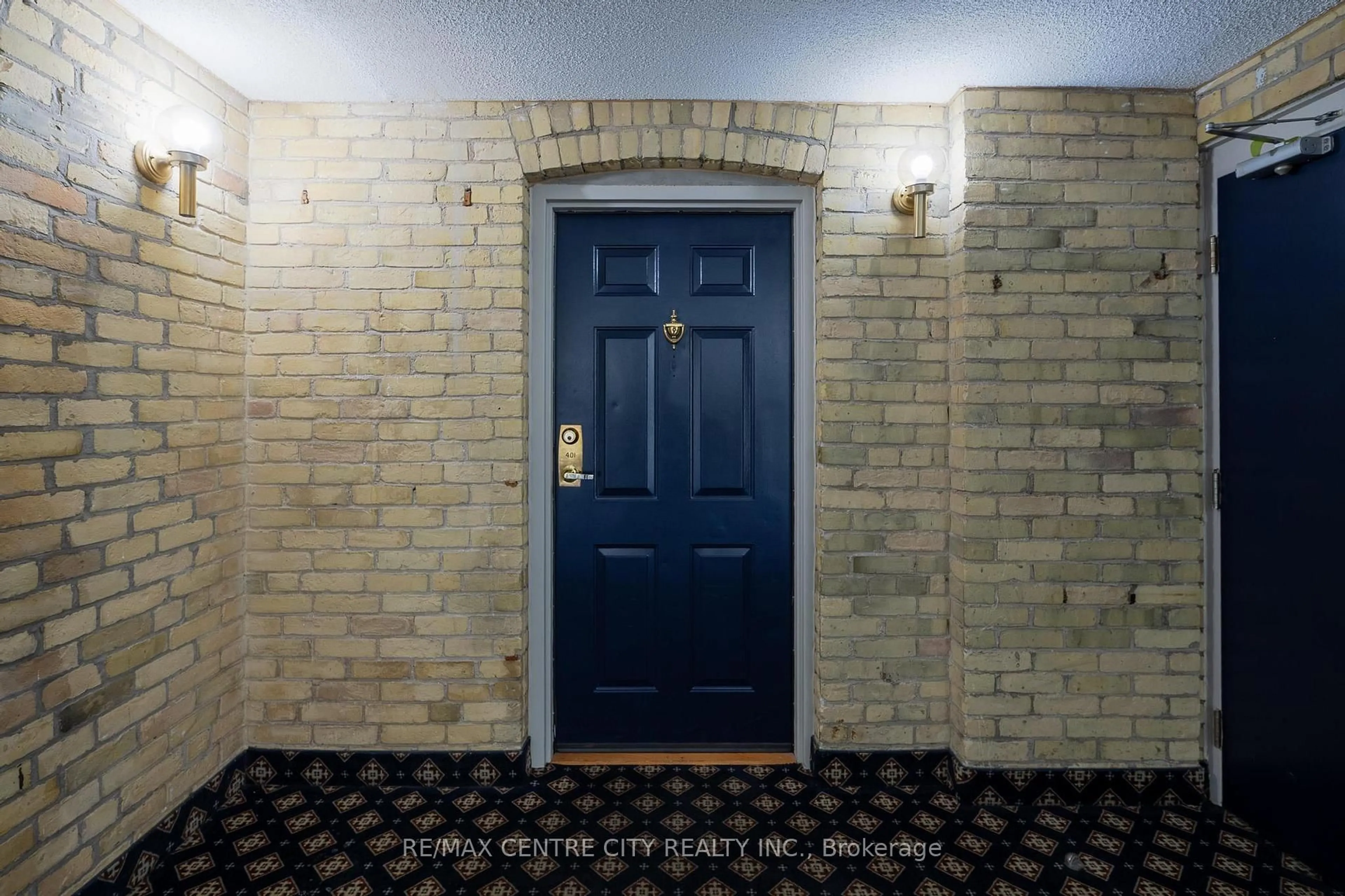 Indoor entryway for 280 Queens Ave #401, London East Ontario N6B 1X3