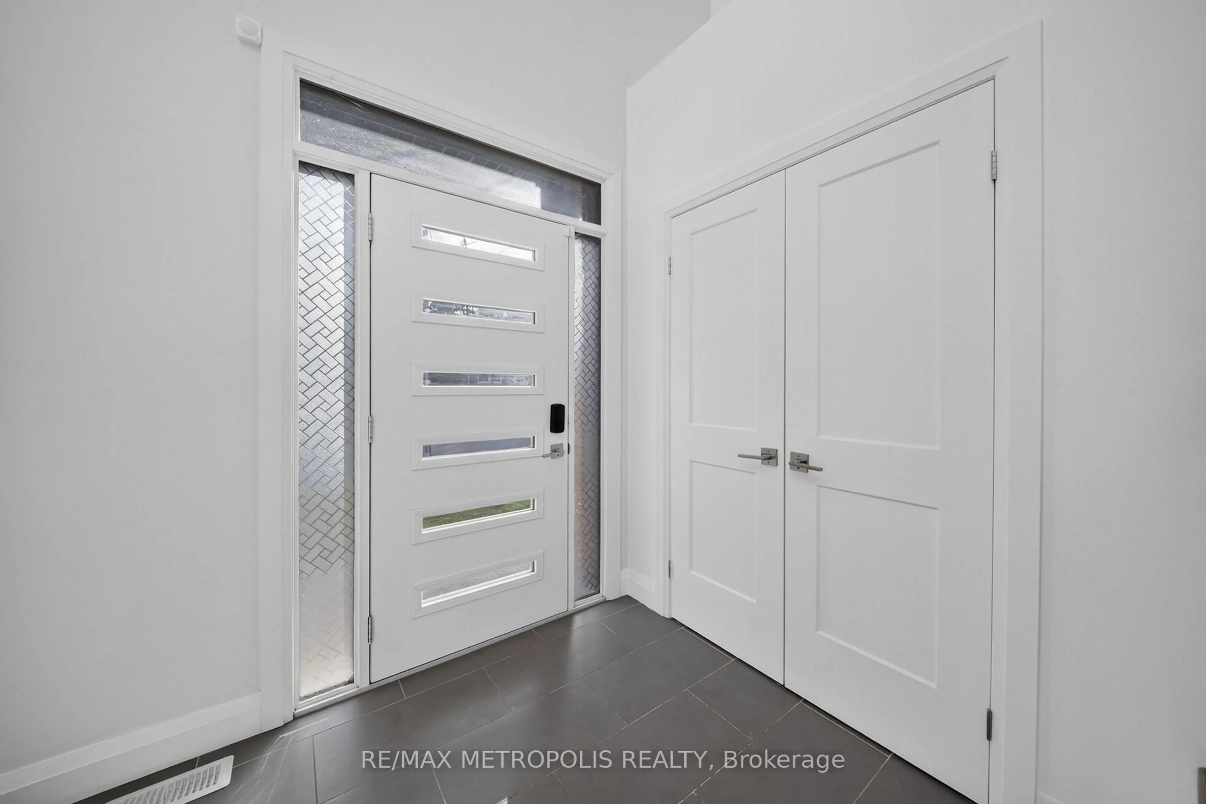 Indoor entryway for 55 Russ St, Cambridge Ontario N3H 4B1