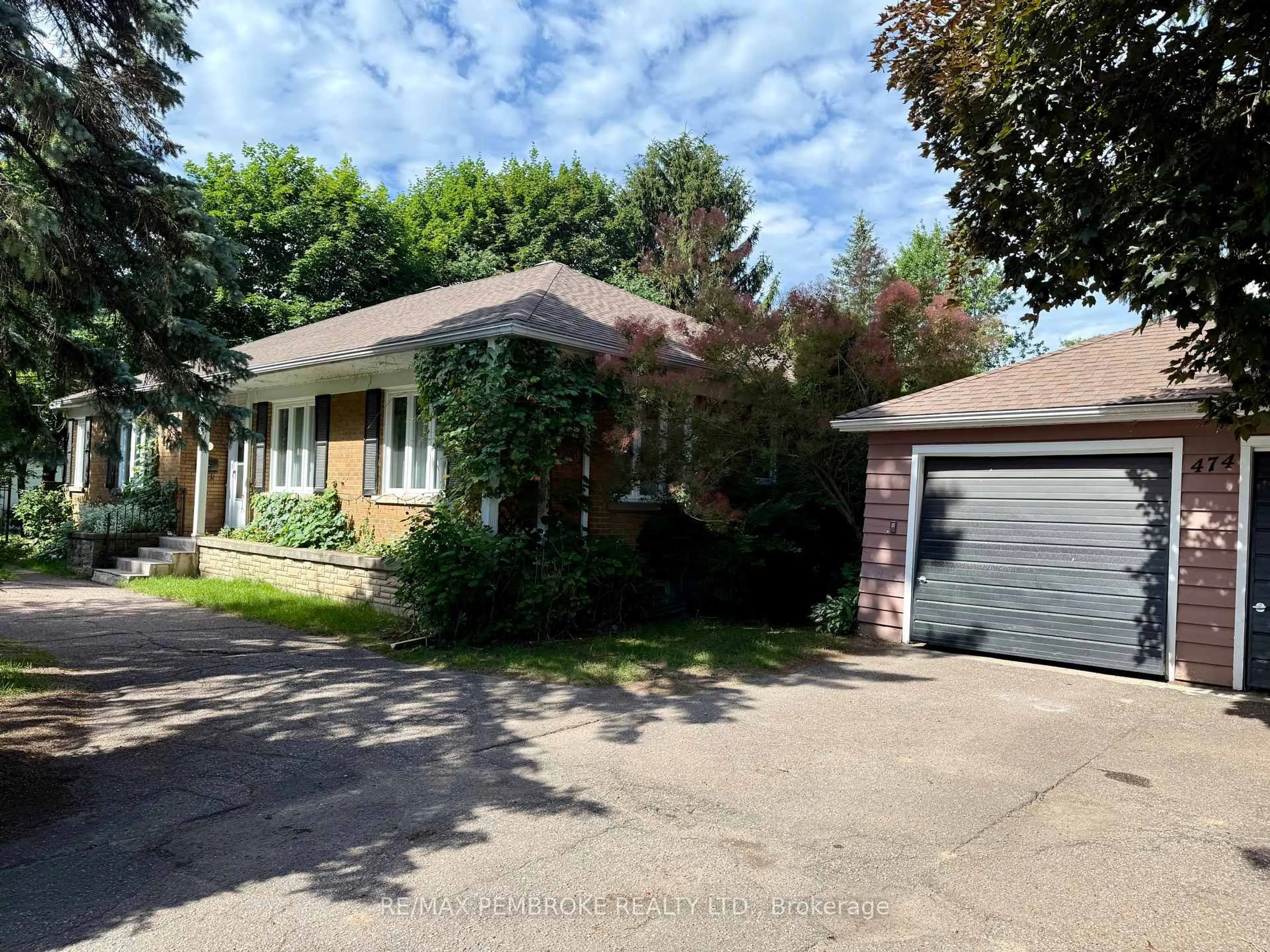 A pic from outside/outdoor area/front of a property/back of a property/a pic from drone, street for 474 Fraser St, Pembroke Ontario K8A 1Y7