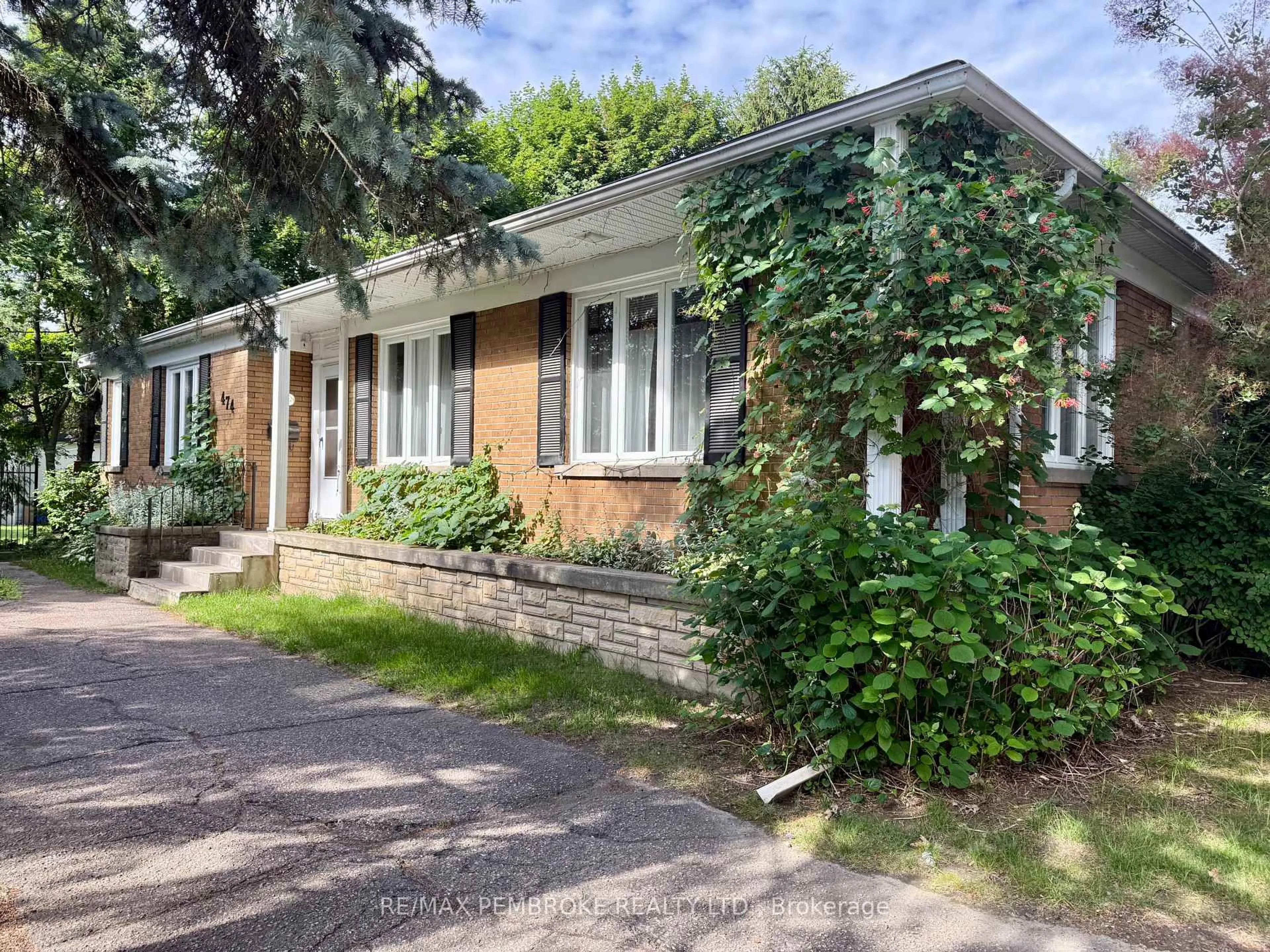 Home with brick exterior material, street for 474 Fraser St, Pembroke Ontario K8A 1Y7