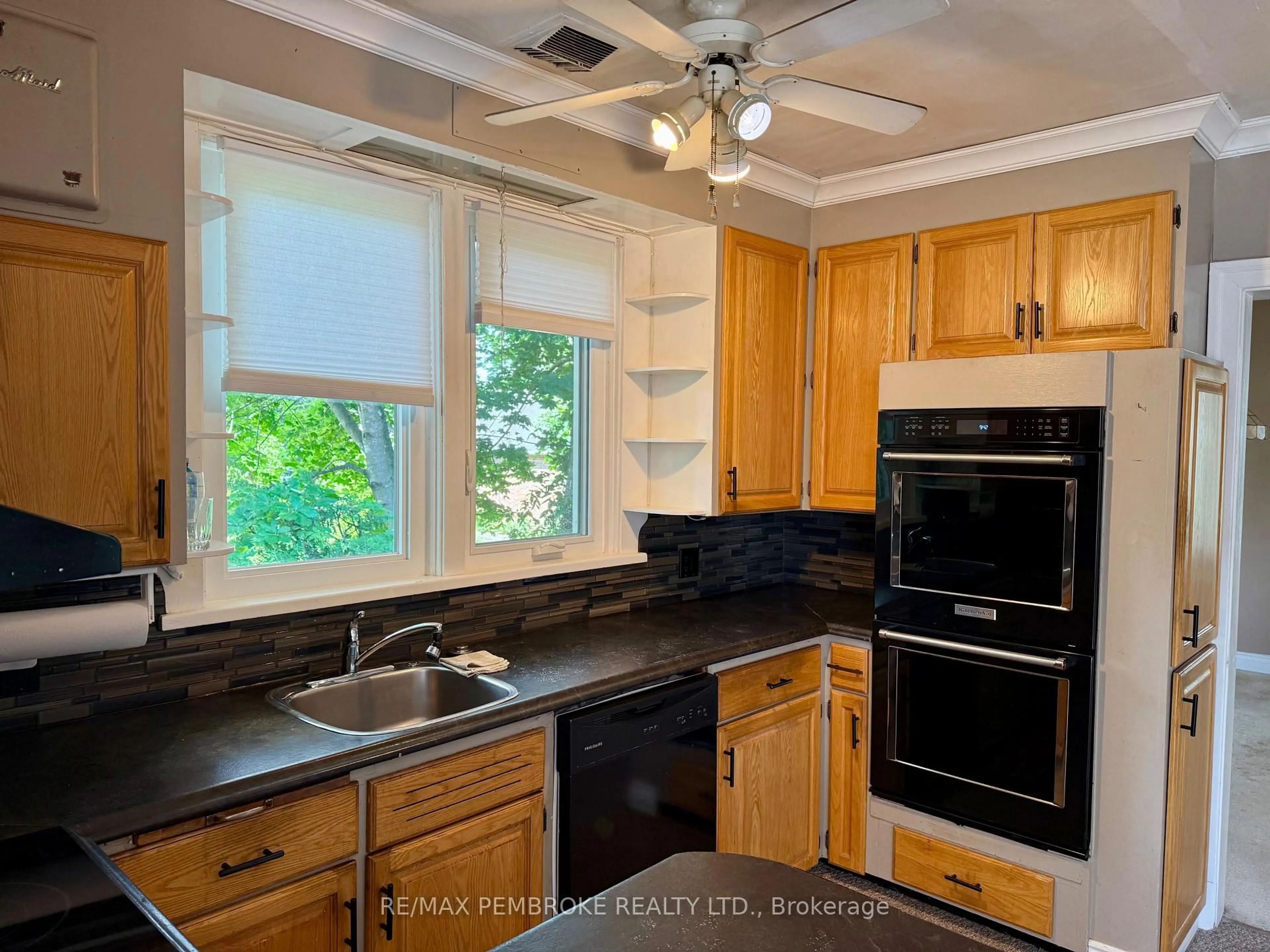 Standard kitchen, unknown for 474 Fraser St, Pembroke Ontario K8A 1Y7
