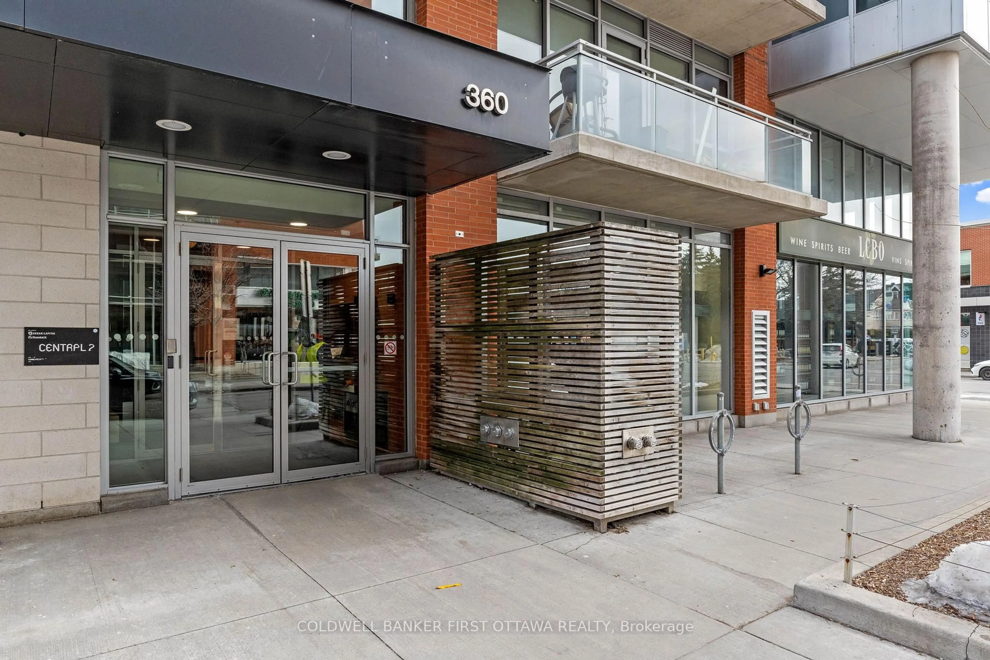 Indoor foyer for 360 MCleod St #209, Ottawa Ontario K2P 1A9