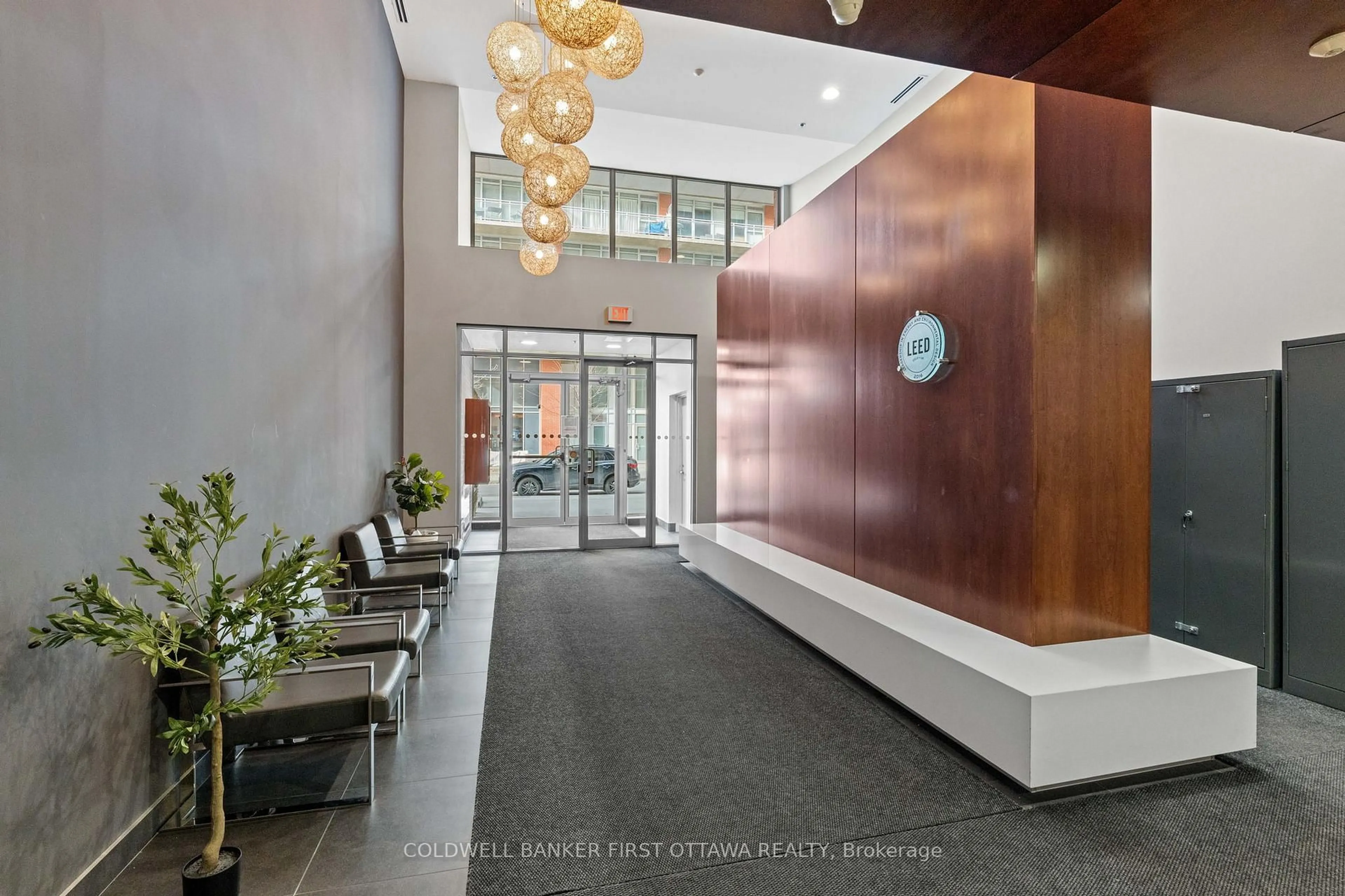 Indoor foyer for 360 MCleod St #209, Ottawa Ontario K2P 1A9