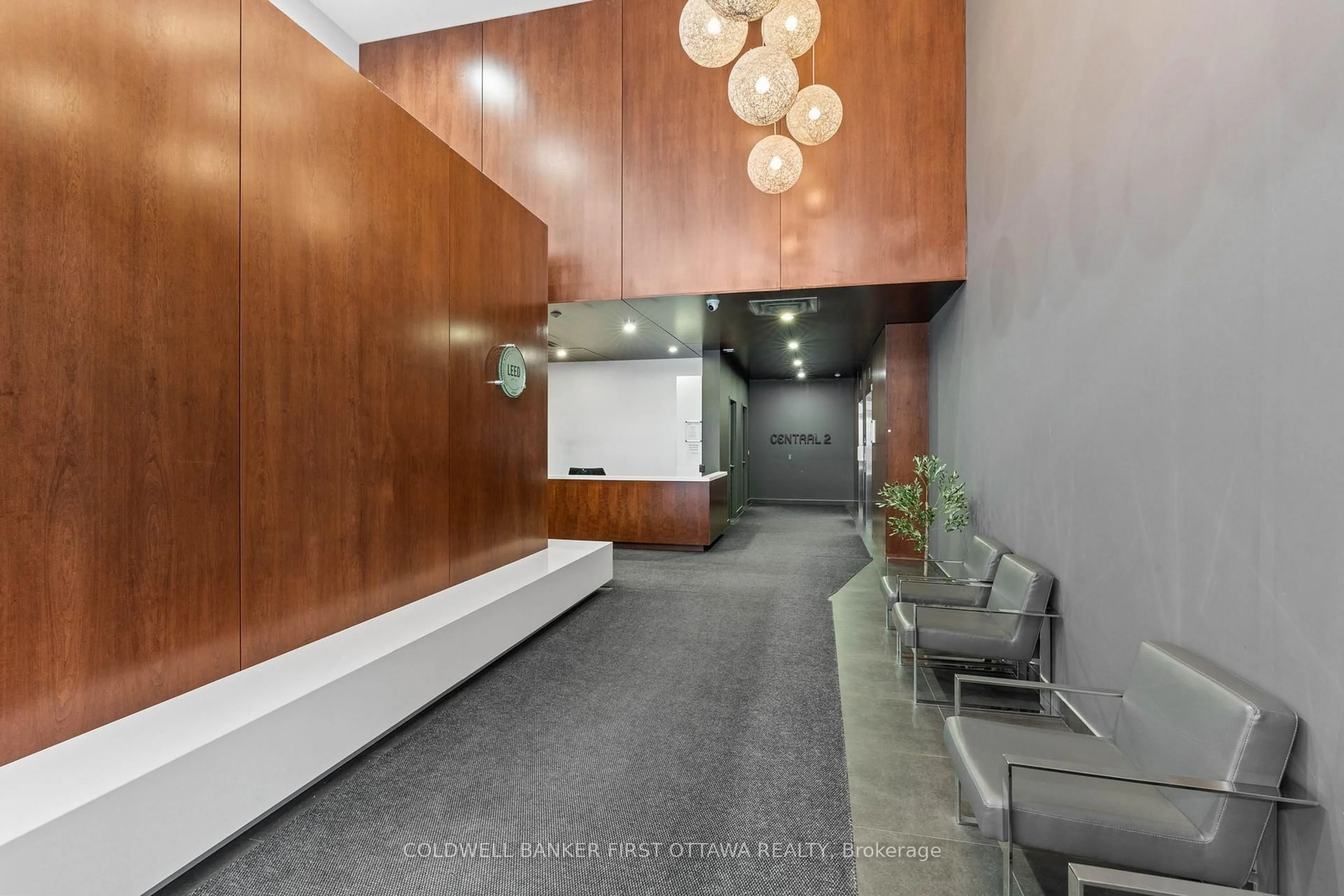 Indoor foyer for 360 MCleod St #209, Ottawa Ontario K2P 1A9