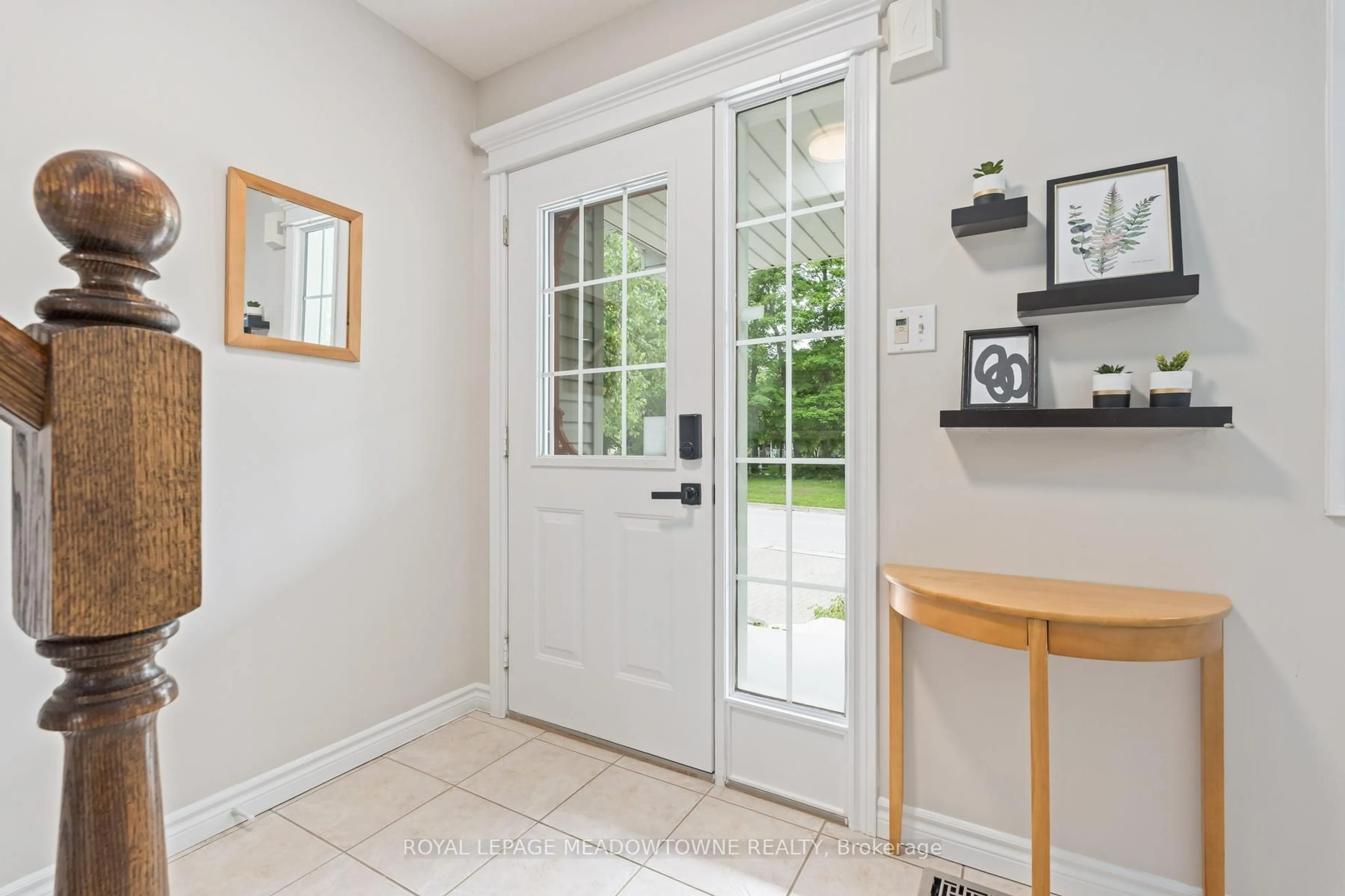 Indoor entryway for 160 Old Maple Blvd, Guelph/Eramosa Ontario N0B 2K0