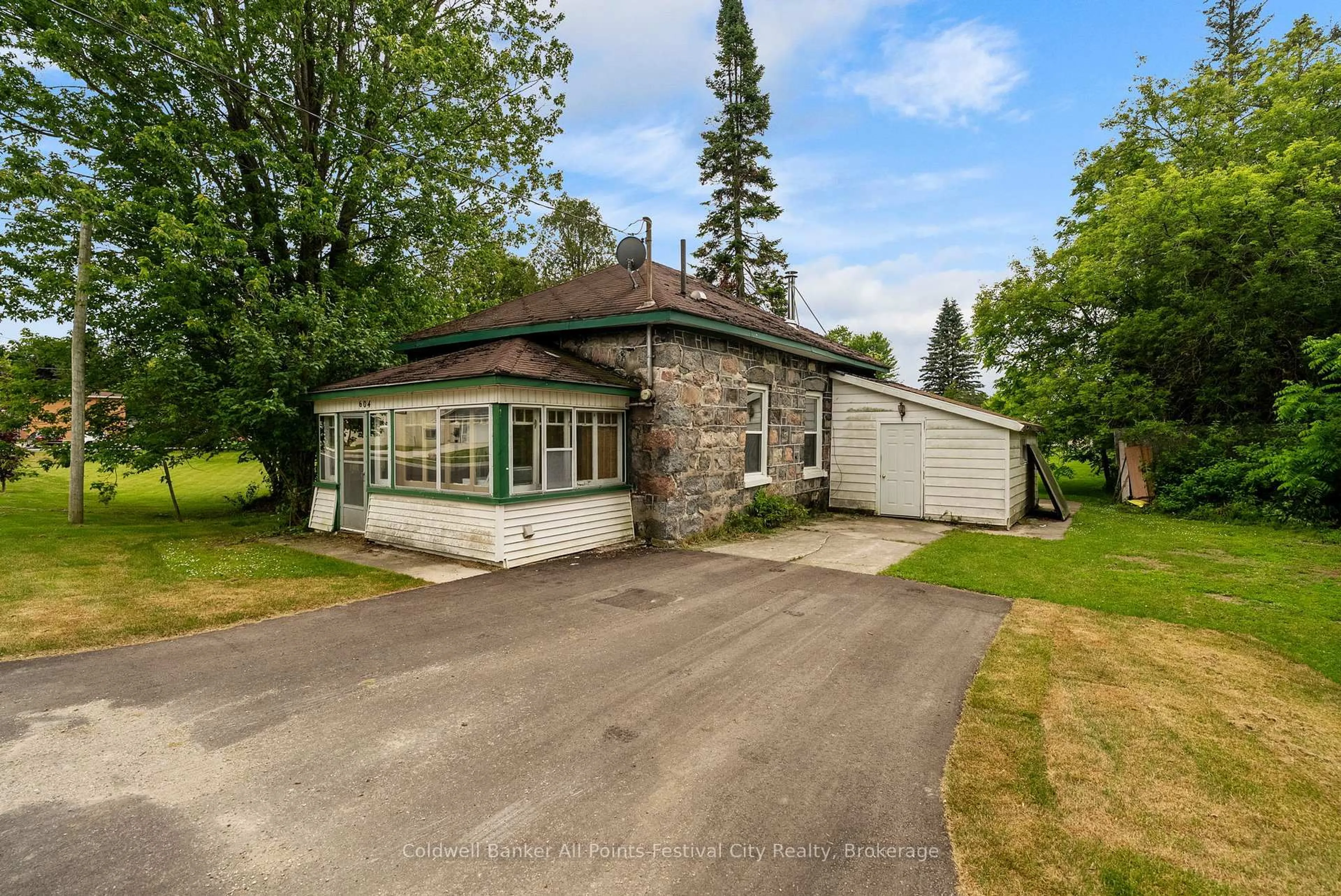 A pic from outside/outdoor area/front of a property/back of a property/a pic from drone, street for 604 Gough St, Huron-Kinloss Ontario N0G 2H0