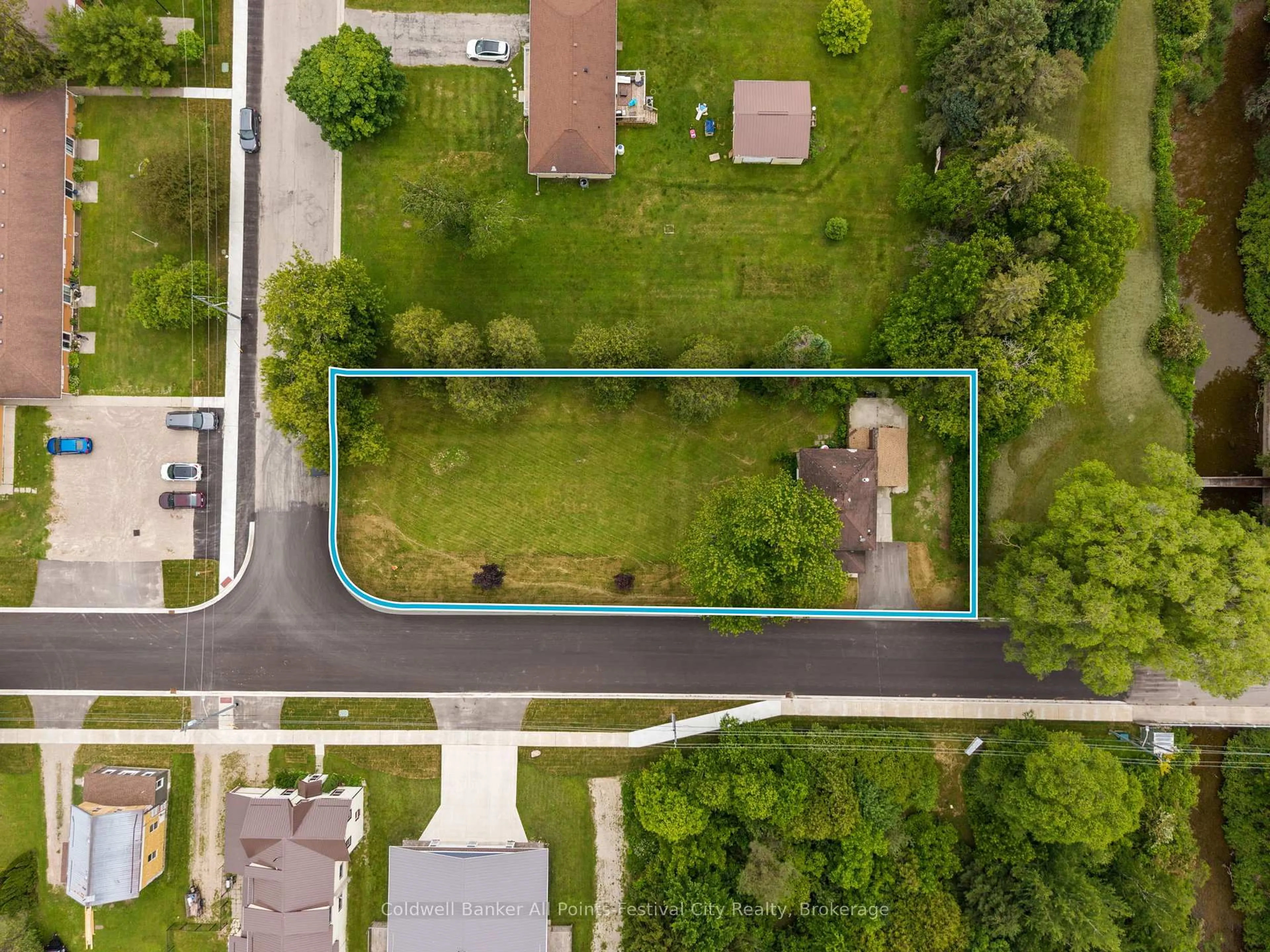A pic from outside/outdoor area/front of a property/back of a property/a pic from drone, street for 604 Gough St, Huron-Kinloss Ontario N0G 2H0
