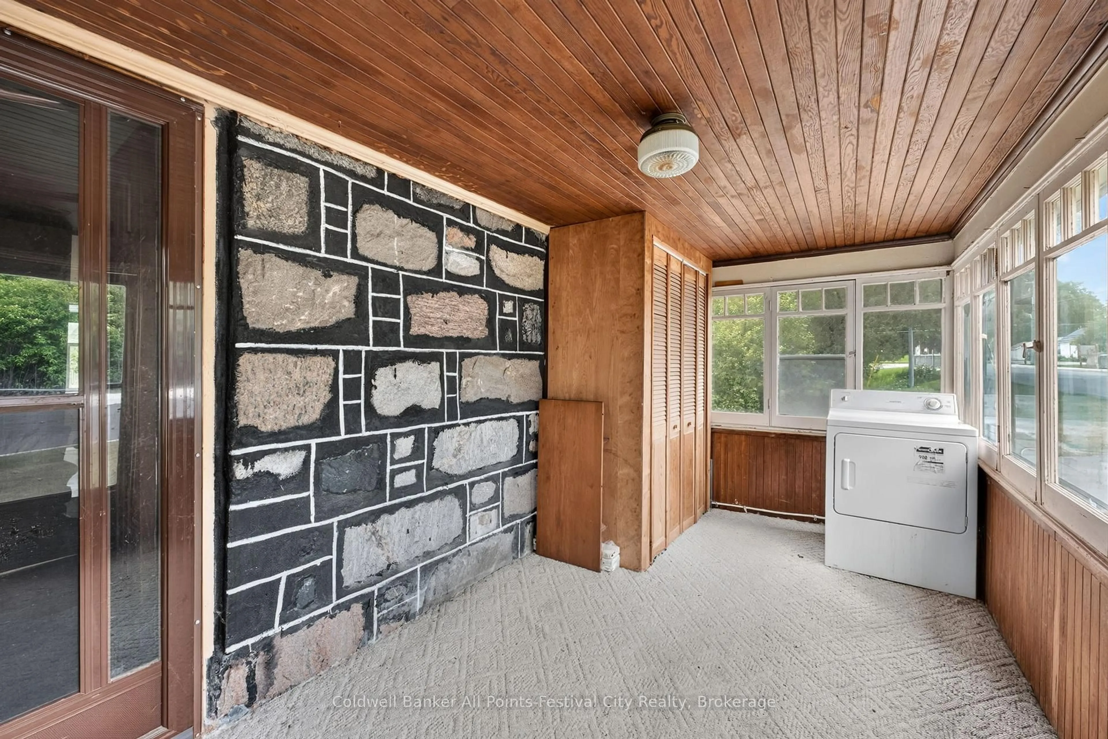 Indoor entryway for 604 Gough St, Huron-Kinloss Ontario N0G 2H0