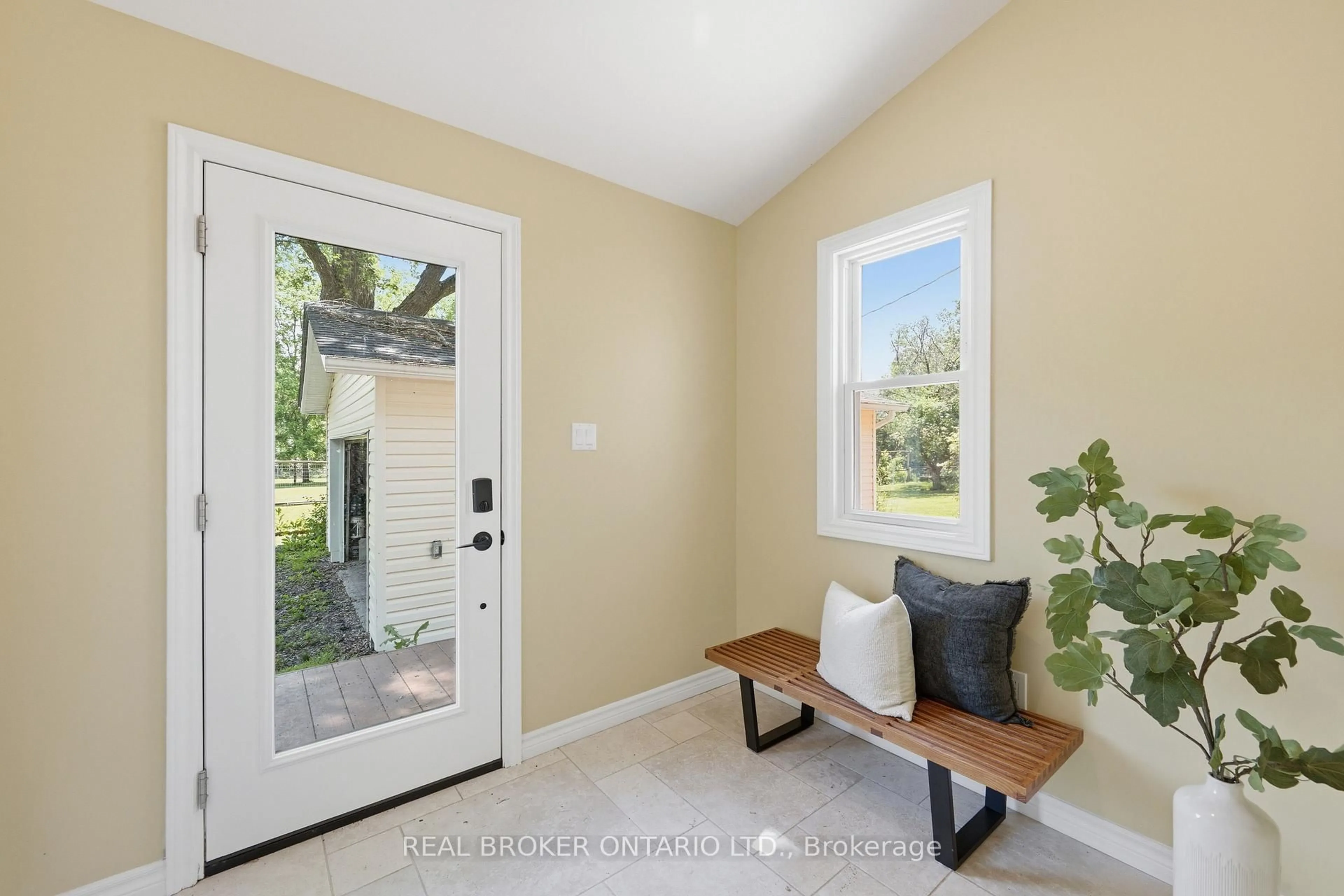 Indoor entryway for 4184 Gordon Murdock Rd, Osgoode Ontario K0A 2W0