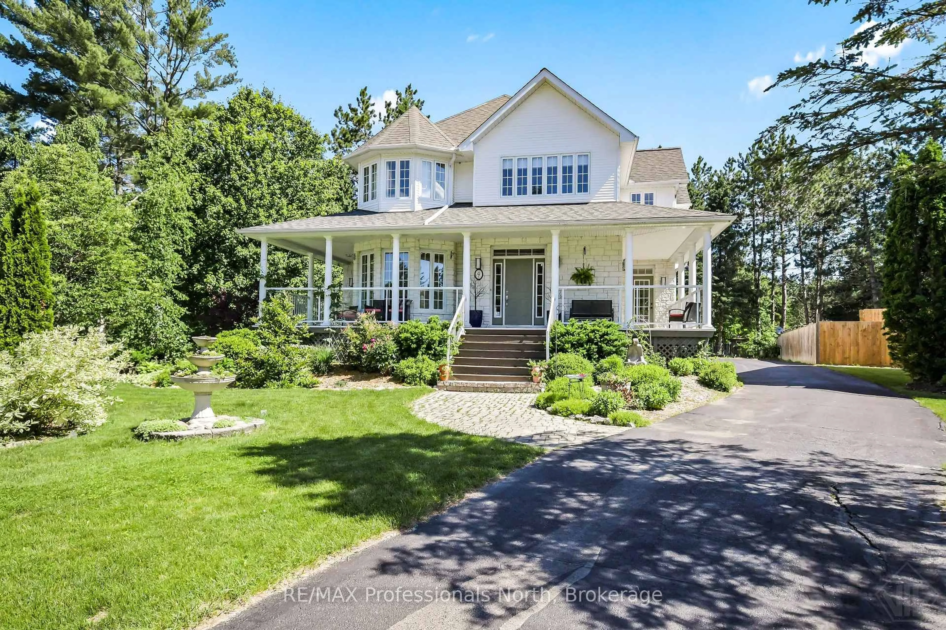 Home with vinyl exterior material, street for 9 Melane Crt, Bracebridge Ontario P1L 1X7