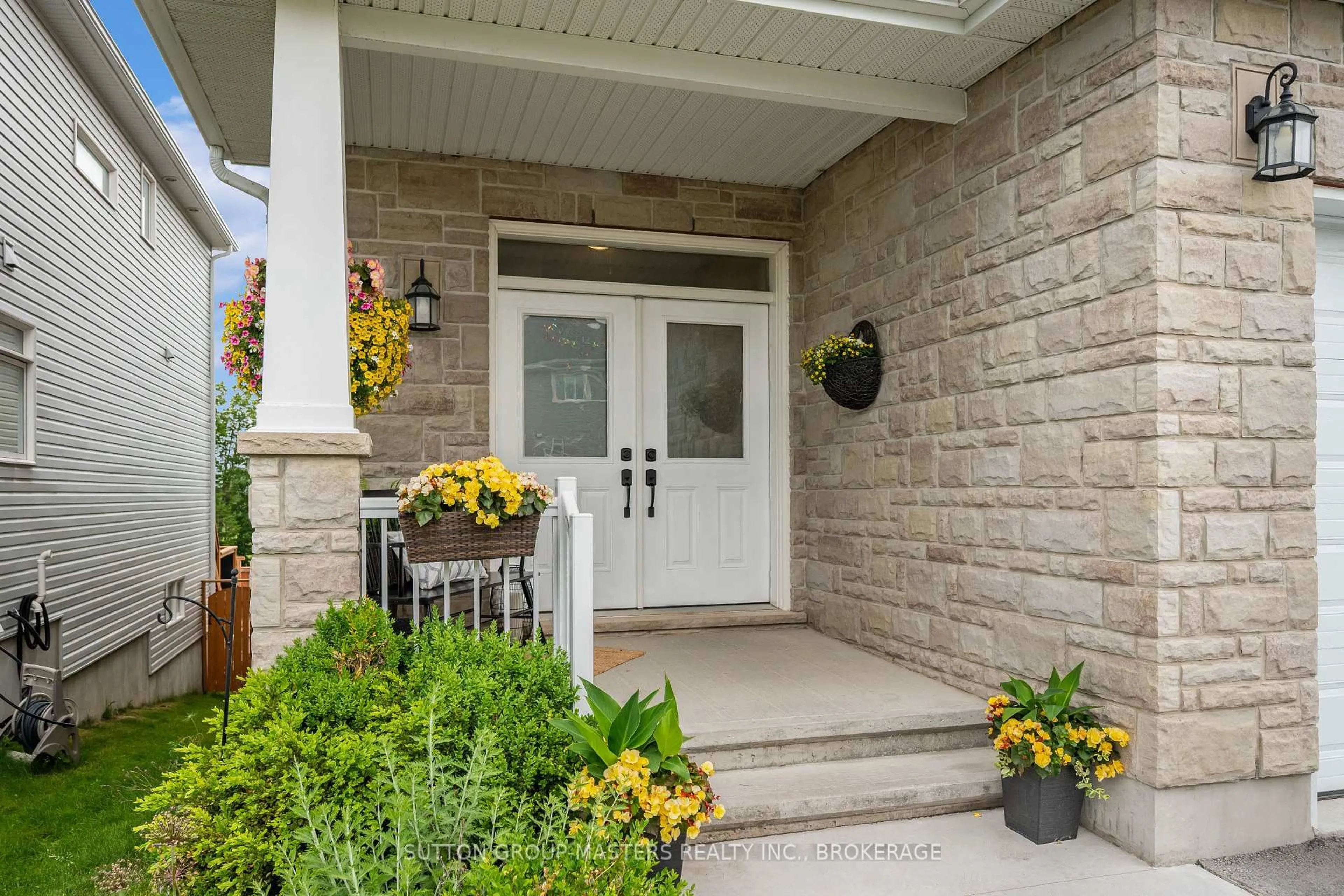 Indoor entryway for 1705 Executive Ave, Kingston Ontario K7P 0L9