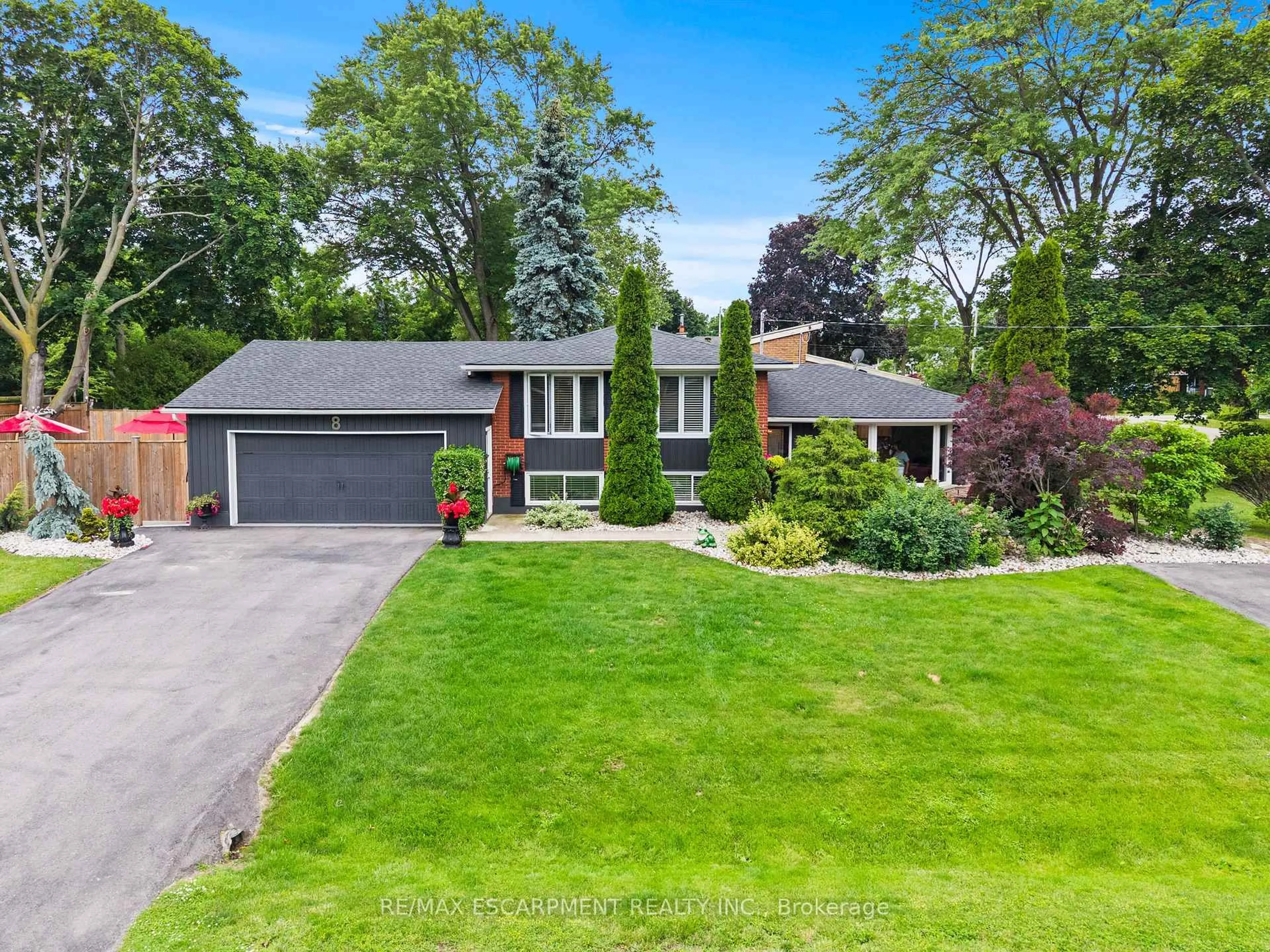 A pic from outside/outdoor area/front of a property/back of a property/a pic from drone, street for 8 BENDAMERE Dr, Grimsby Ontario L3M 2N3