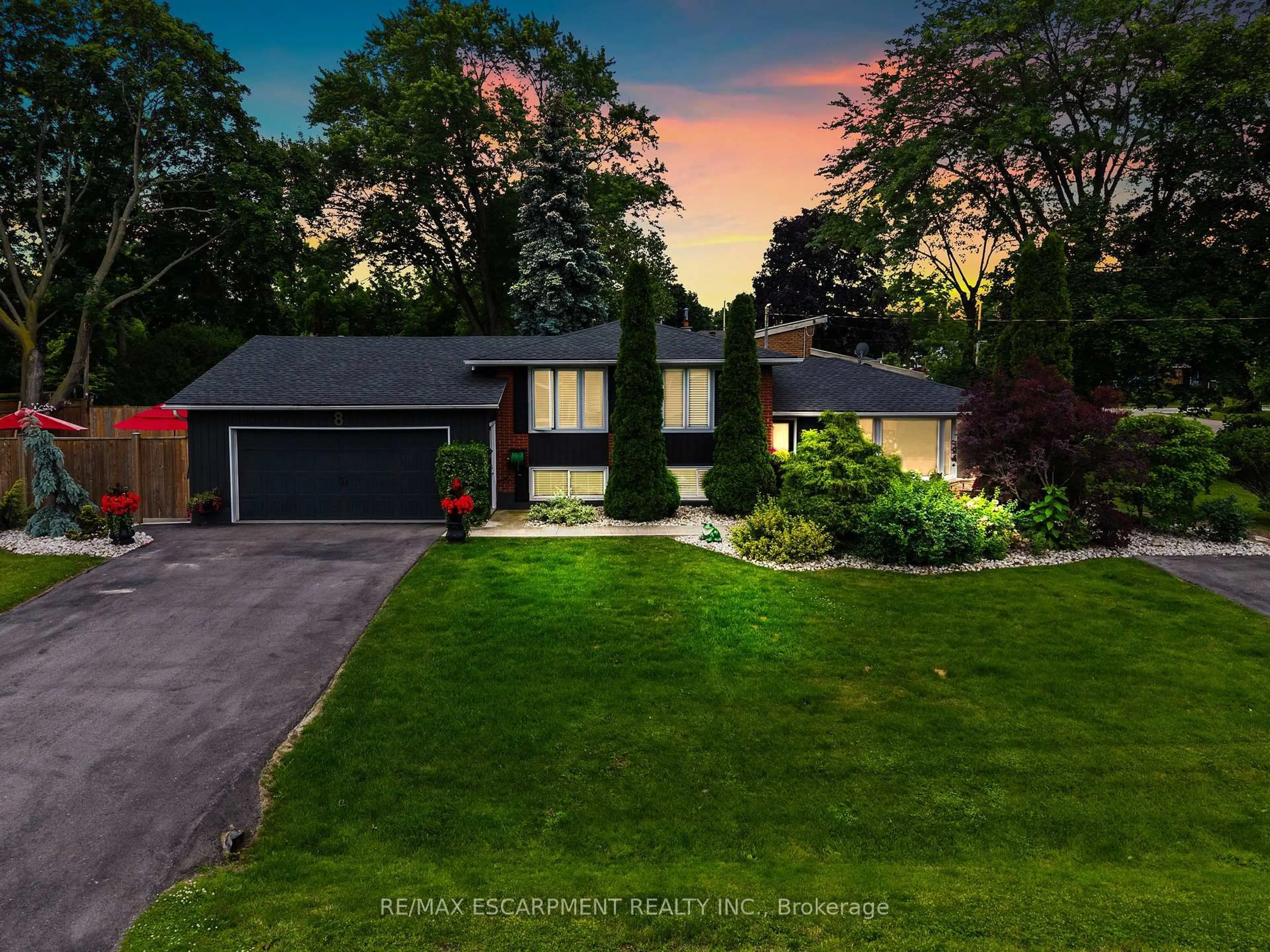 A pic from outside/outdoor area/front of a property/back of a property/a pic from drone, street for 8 BENDAMERE Dr, Grimsby Ontario L3M 2N3