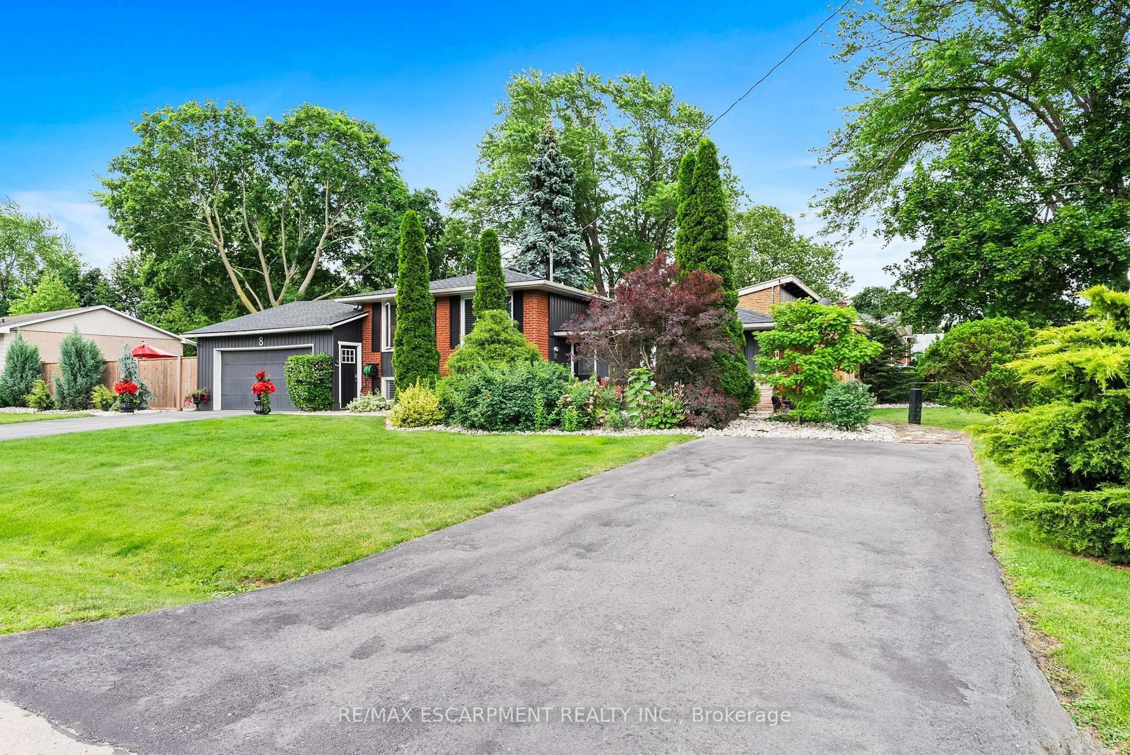 A pic from outside/outdoor area/front of a property/back of a property/a pic from drone, street for 8 BENDAMERE Dr, Grimsby Ontario L3M 2N3