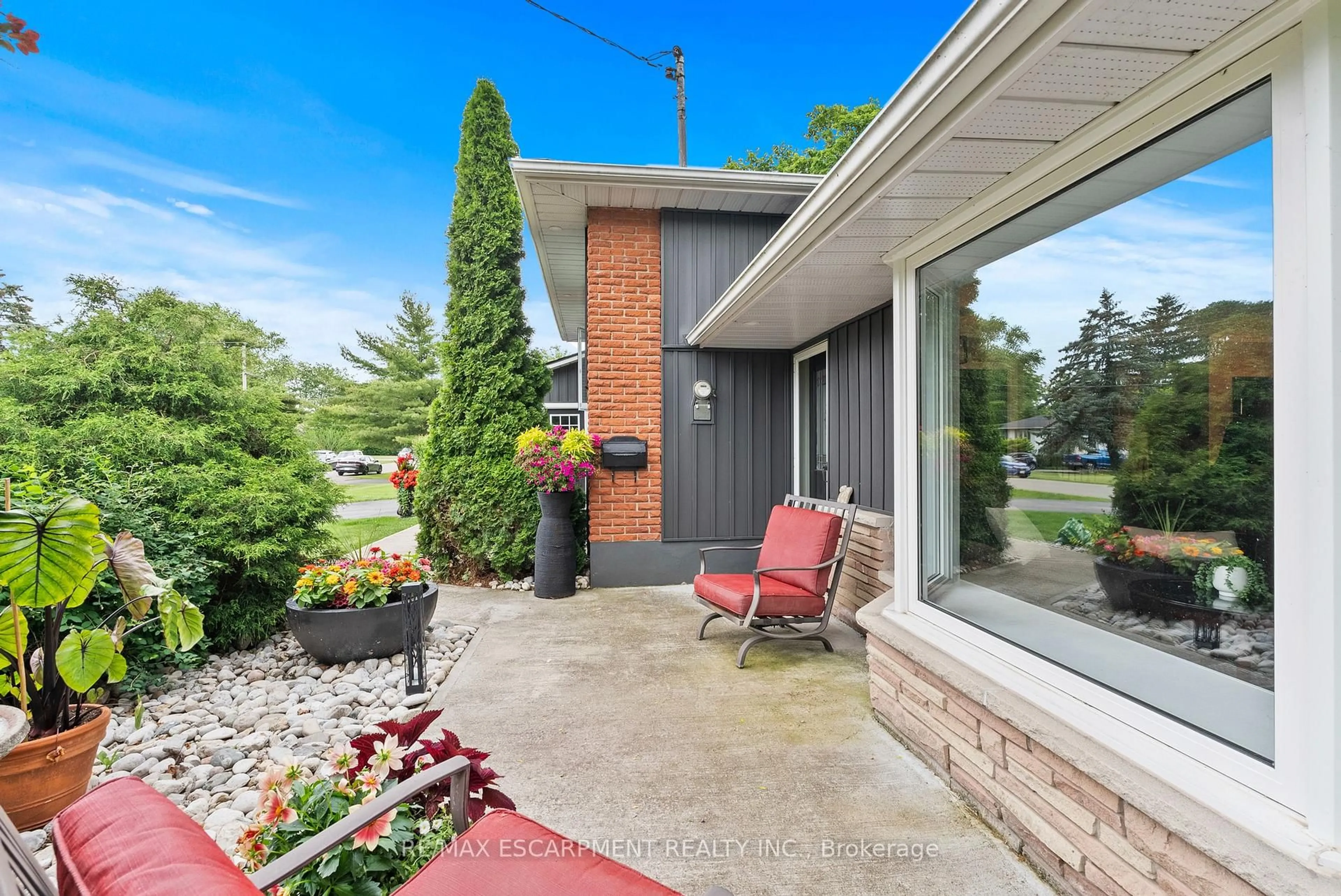 Home with brick exterior material, street for 8 BENDAMERE Dr, Grimsby Ontario L3M 2N3