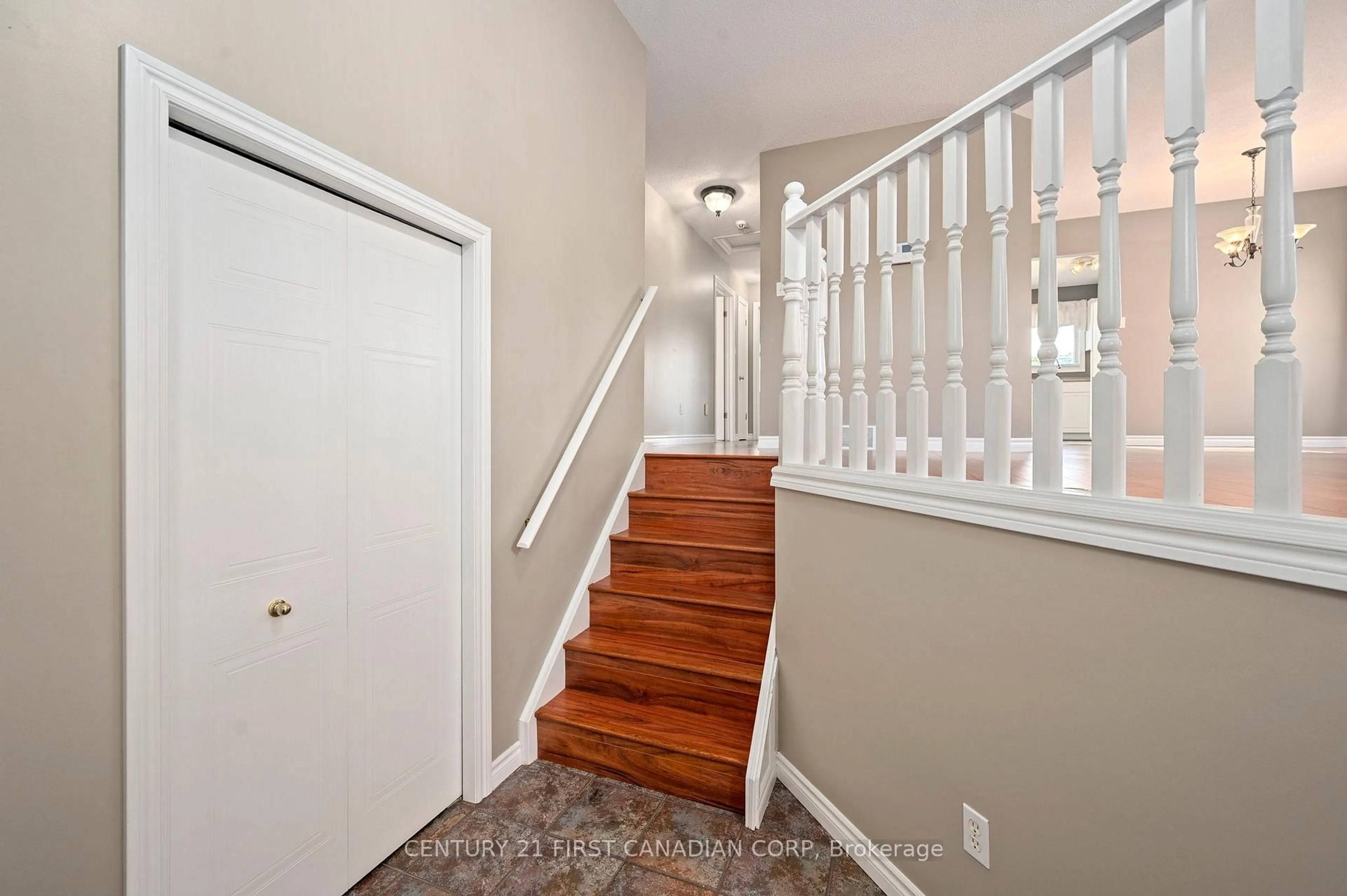 Indoor entryway for 1638 Marconi Blvd, London East Ontario N5V 5E4