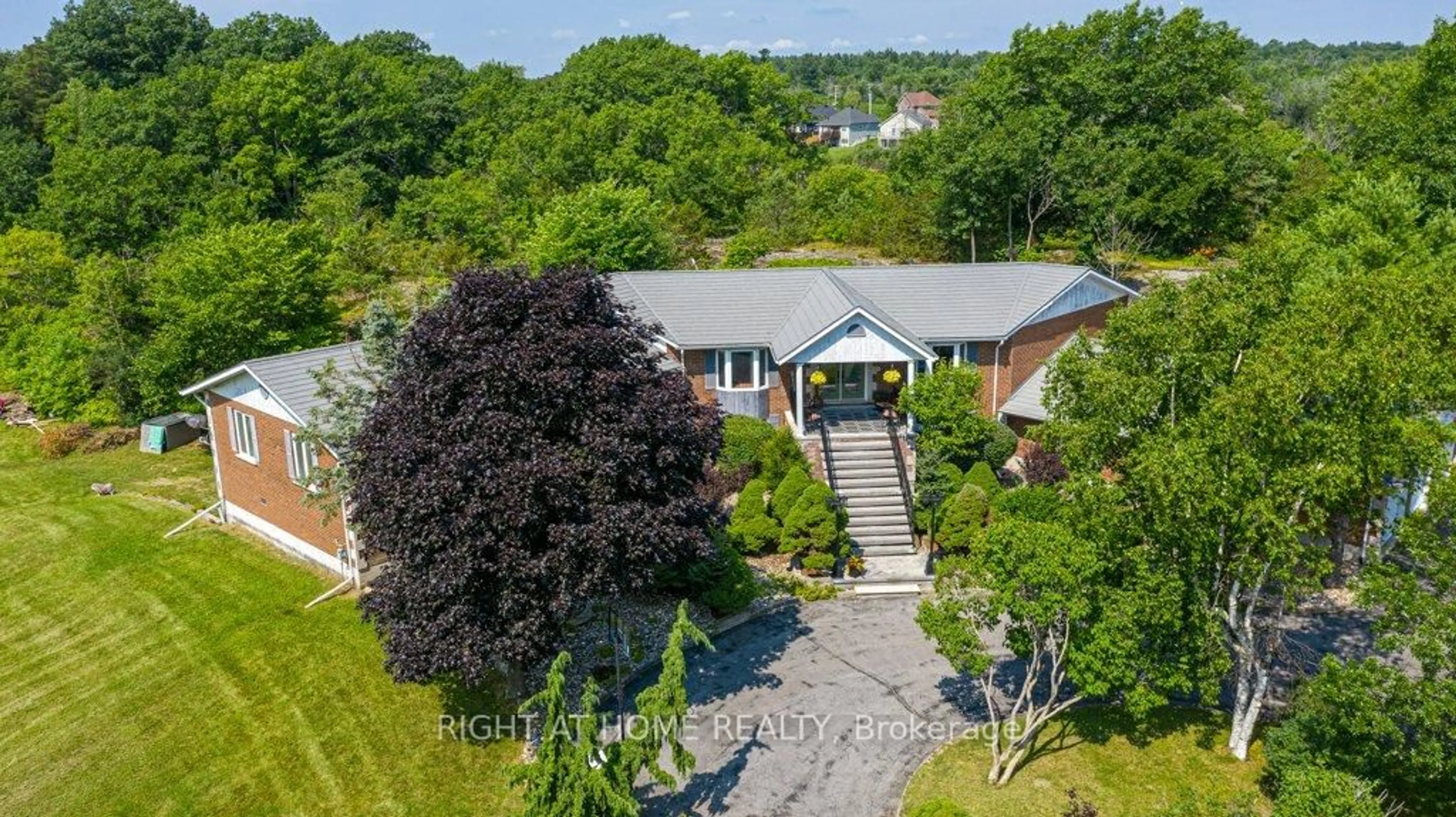 A pic from outside/outdoor area/front of a property/back of a property/a pic from drone, unknown for 550 Queen St, Gananoque Ontario K7G 2B1