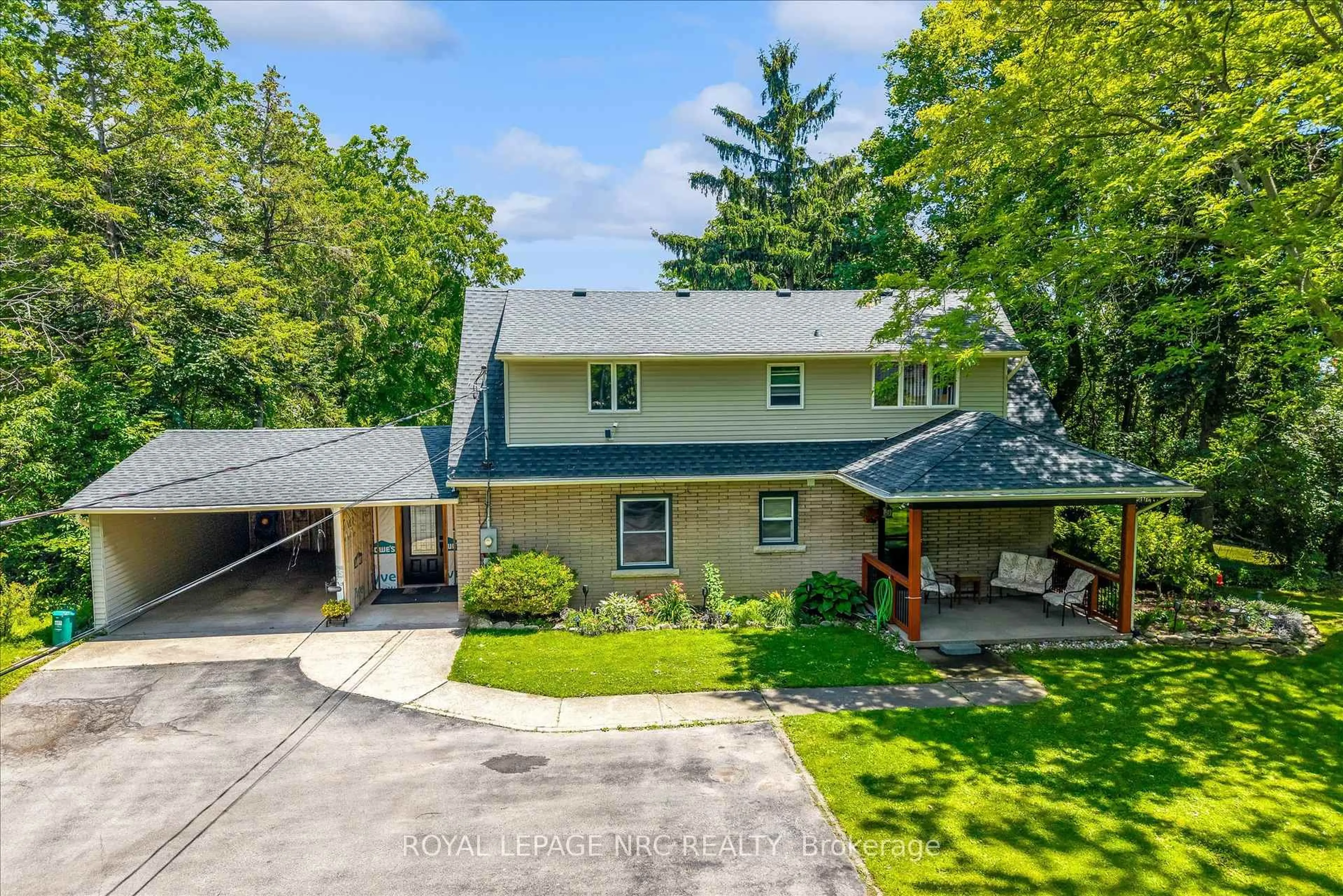 A pic from outside/outdoor area/front of a property/back of a property/a pic from drone, street for 273 High St, Fort Erie Ontario L2A 3R4