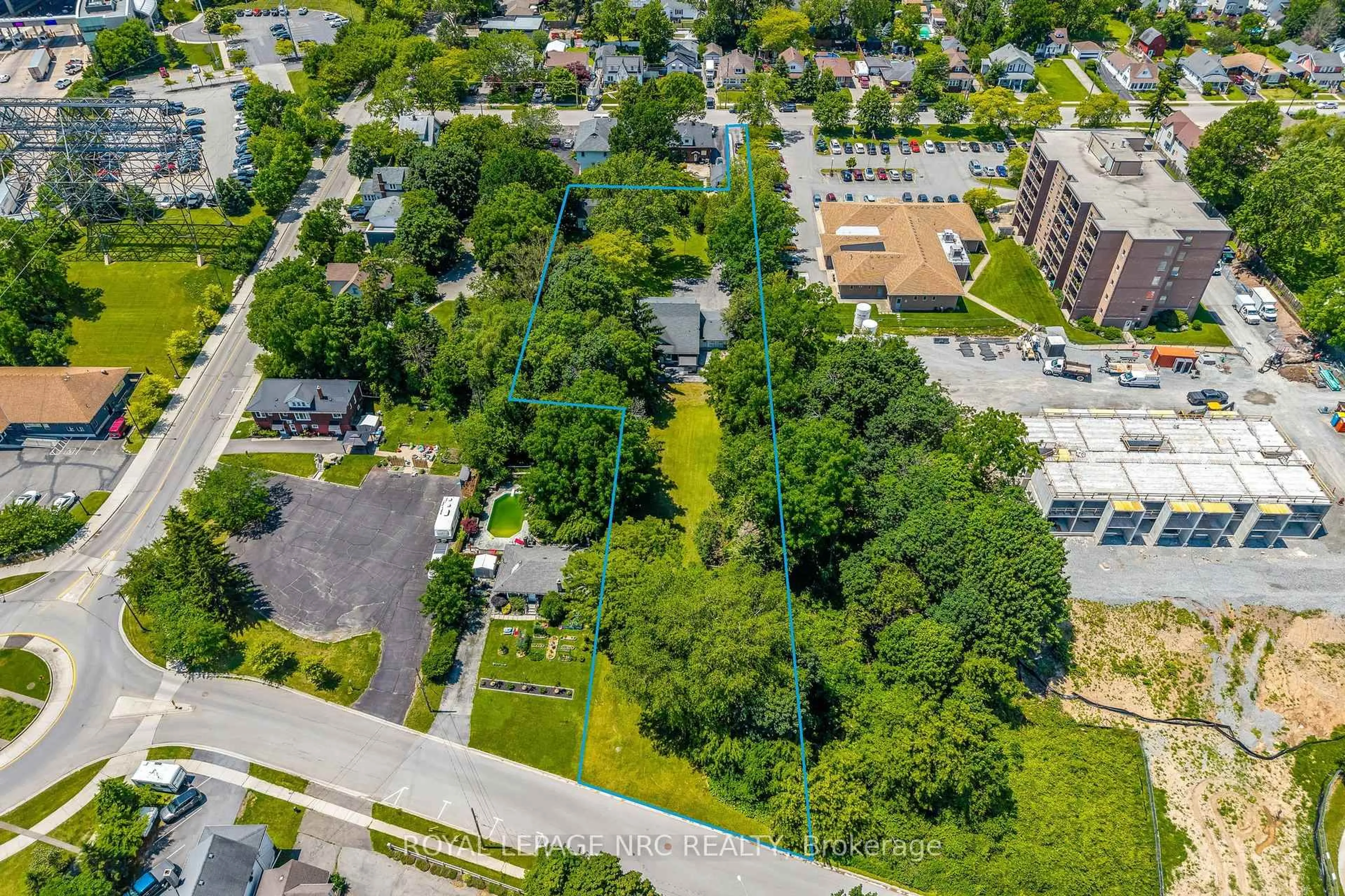 A pic from outside/outdoor area/front of a property/back of a property/a pic from drone, street for 273 High St, Fort Erie Ontario L2A 3R4