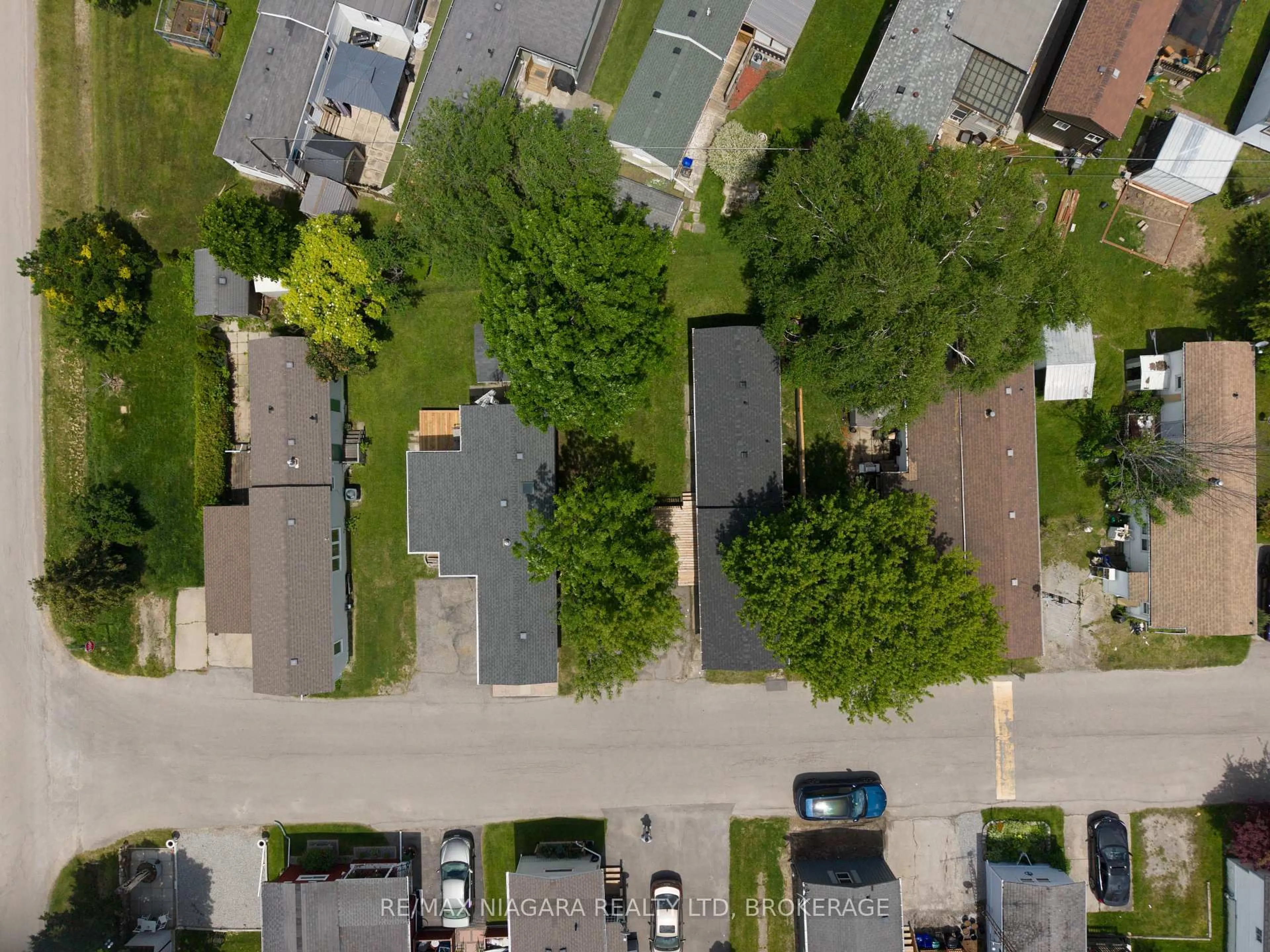 A pic from outside/outdoor area/front of a property/back of a property/a pic from drone, street for 4597 Martha Lane, Lincoln Ontario L3J 0W1