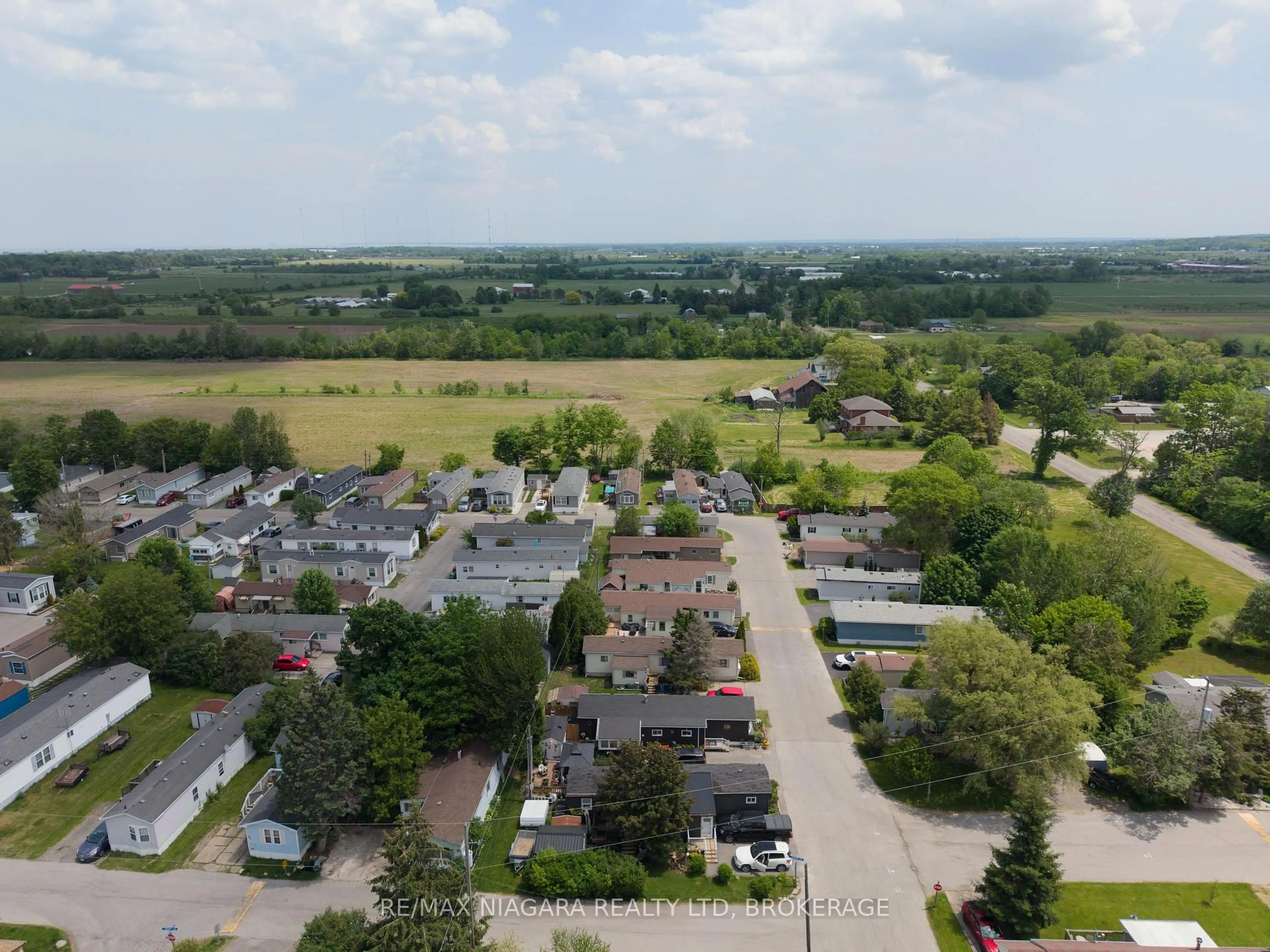 A pic from outside/outdoor area/front of a property/back of a property/a pic from drone, street for 4597 Martha Lane, Lincoln Ontario L3J 0W1