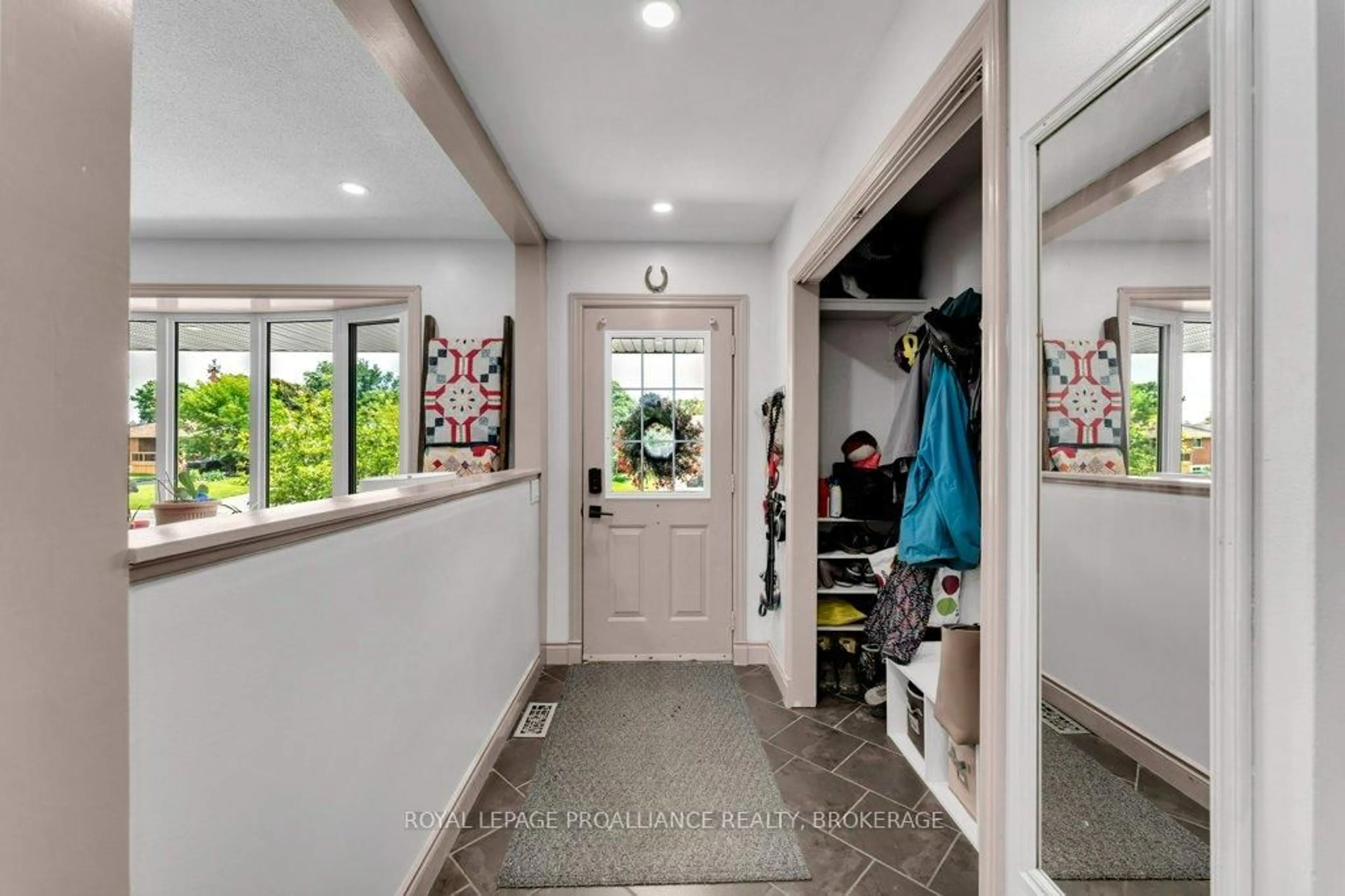 Indoor entryway for 988 Hudson Dr, Kingston Ontario K7M 5K7