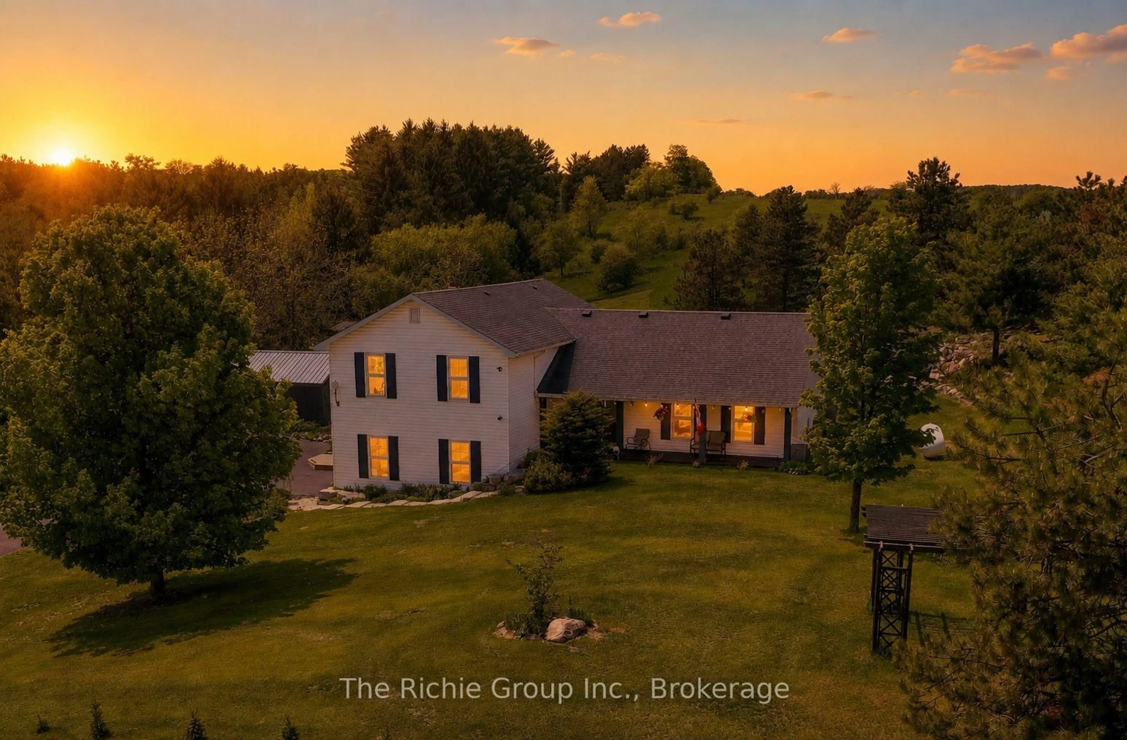 A pic from outside/outdoor area/front of a property/back of a property/a pic from drone, building for 994490 Mono-Adjala Townline, Mono Ontario L9W 6H6