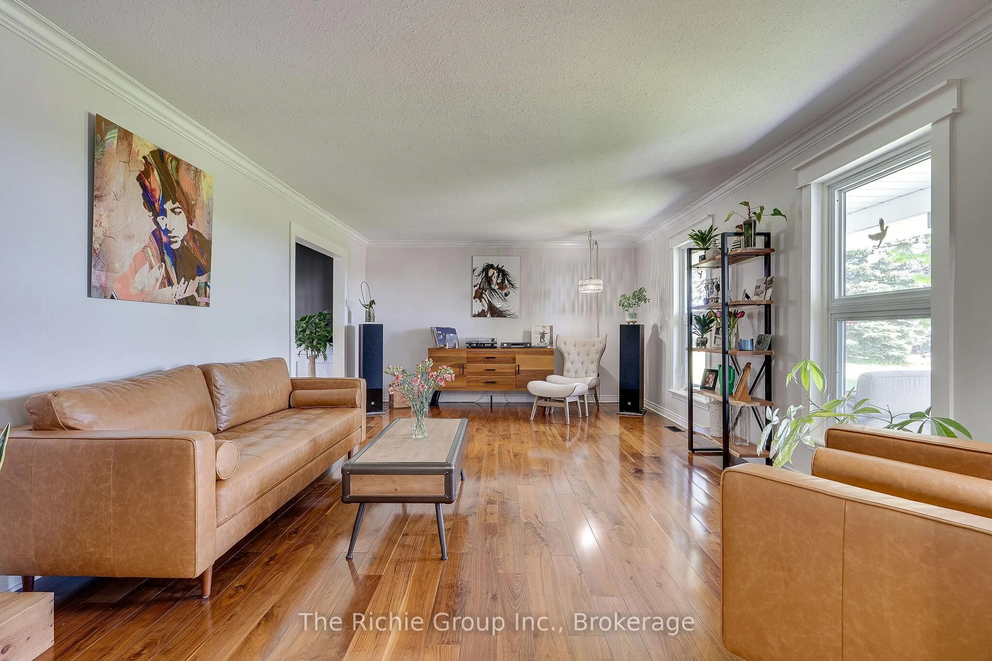 Living room with furniture, unknown for 994490 Mono-Adjala Townline, Mono Ontario L9W 6H6