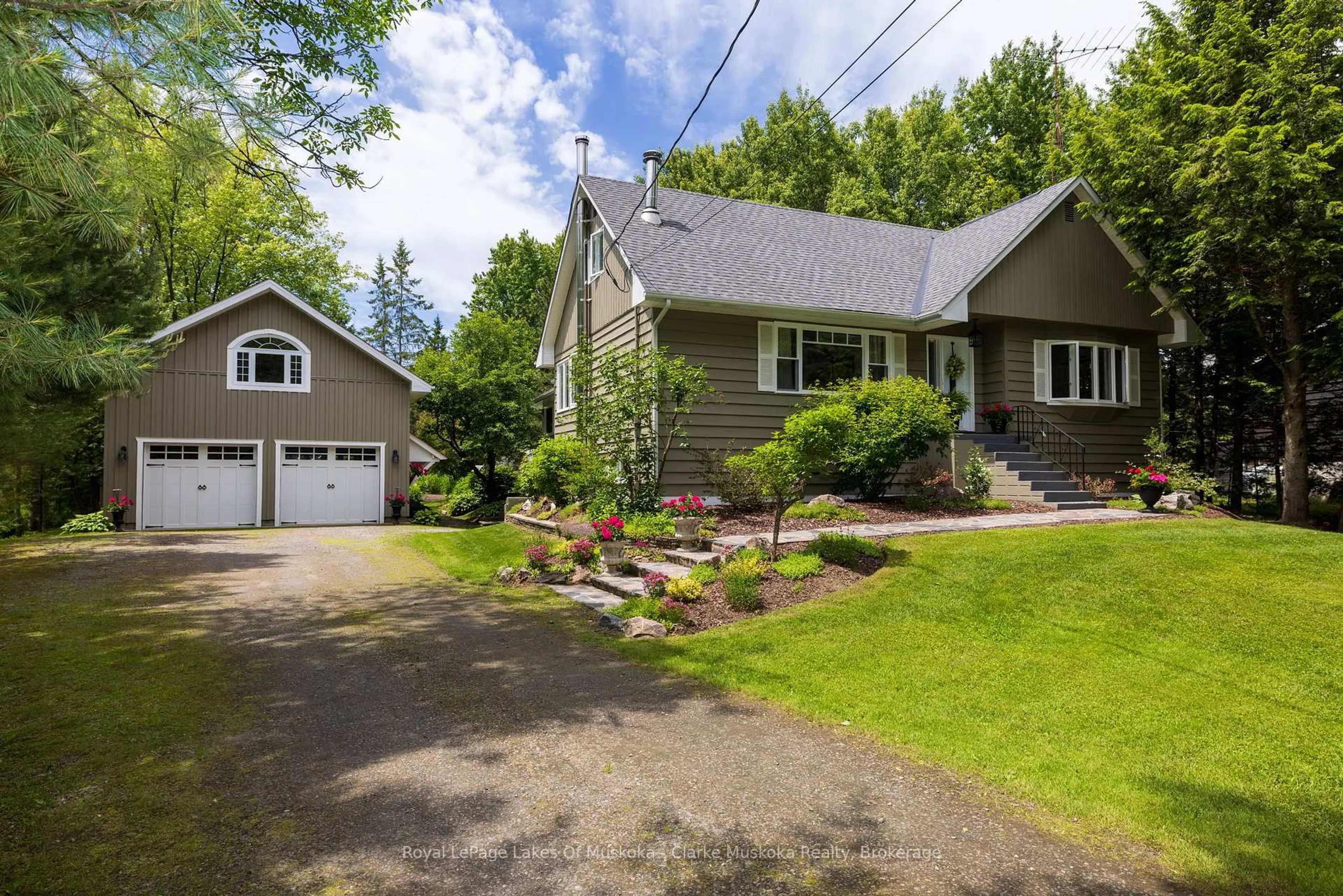 A pic from outside/outdoor area/front of a property/back of a property/a pic from drone, street for 43 MAPLE ST, Seguin Ontario P0C 1J0