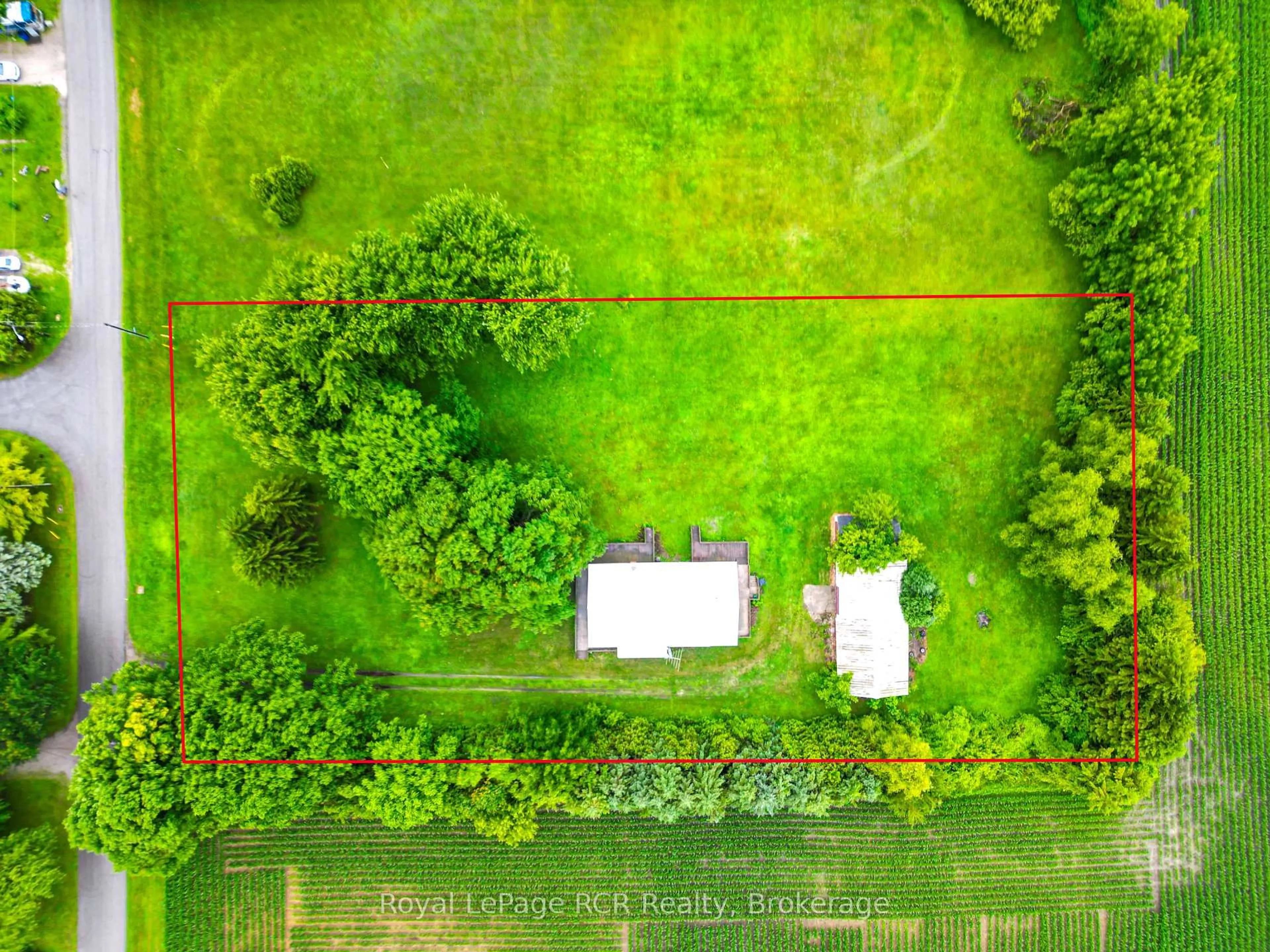 A pic from outside/outdoor area/front of a property/back of a property/a pic from drone, unknown for 221 Queen St, Chatham-Kent Ontario N0P 1T0