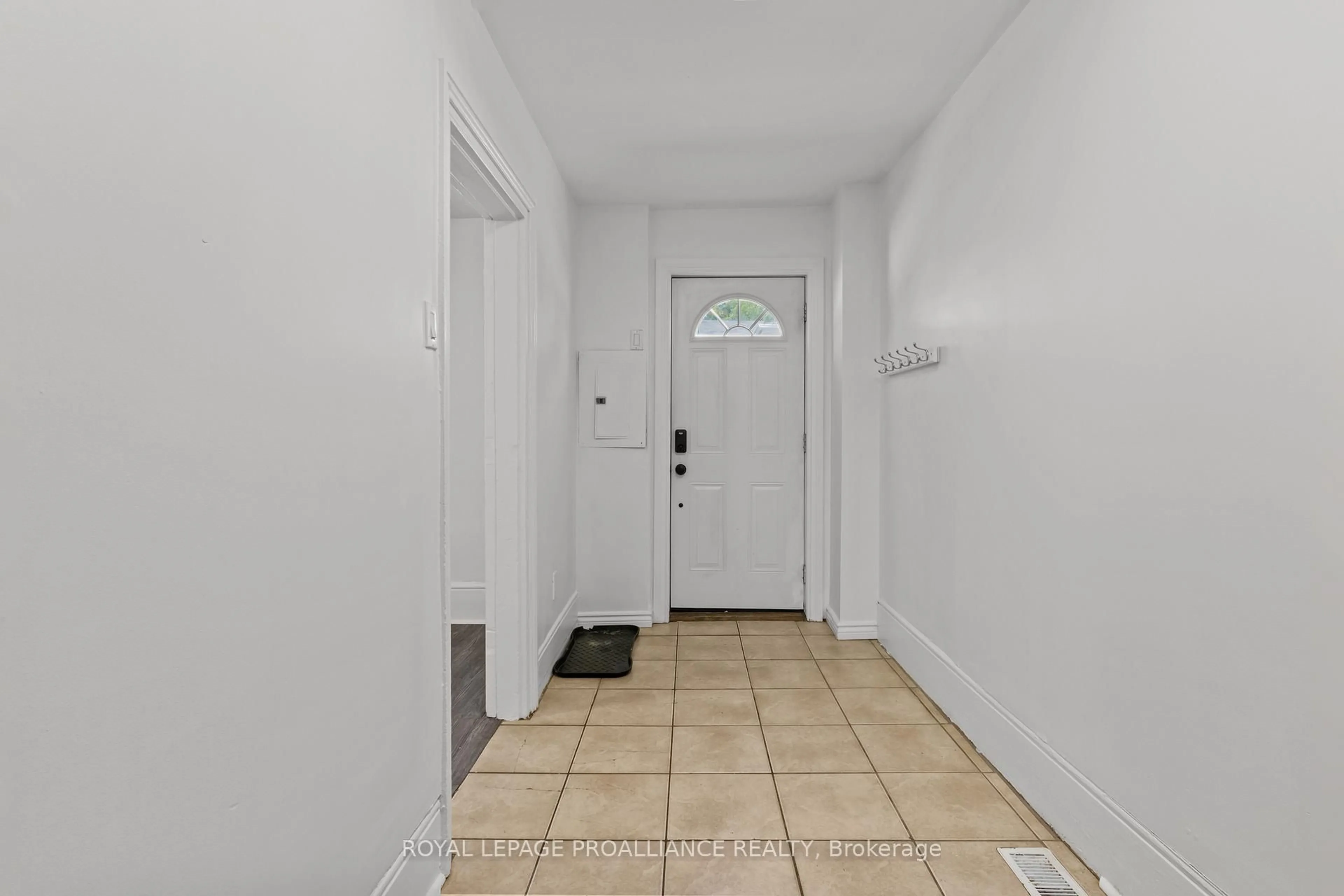 Indoor entryway for 99 Chatham St, Kingston Ontario K7K 4H2