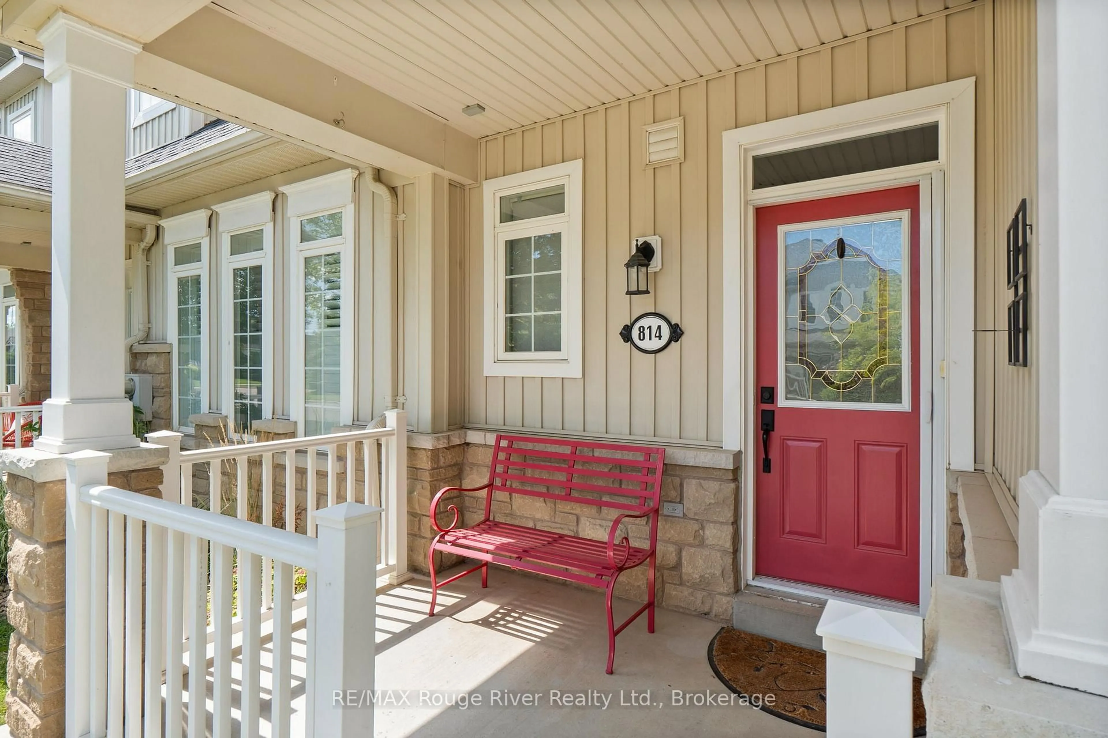 Indoor entryway for 814 Leslie St, Cobourg Ontario K9A 5N9