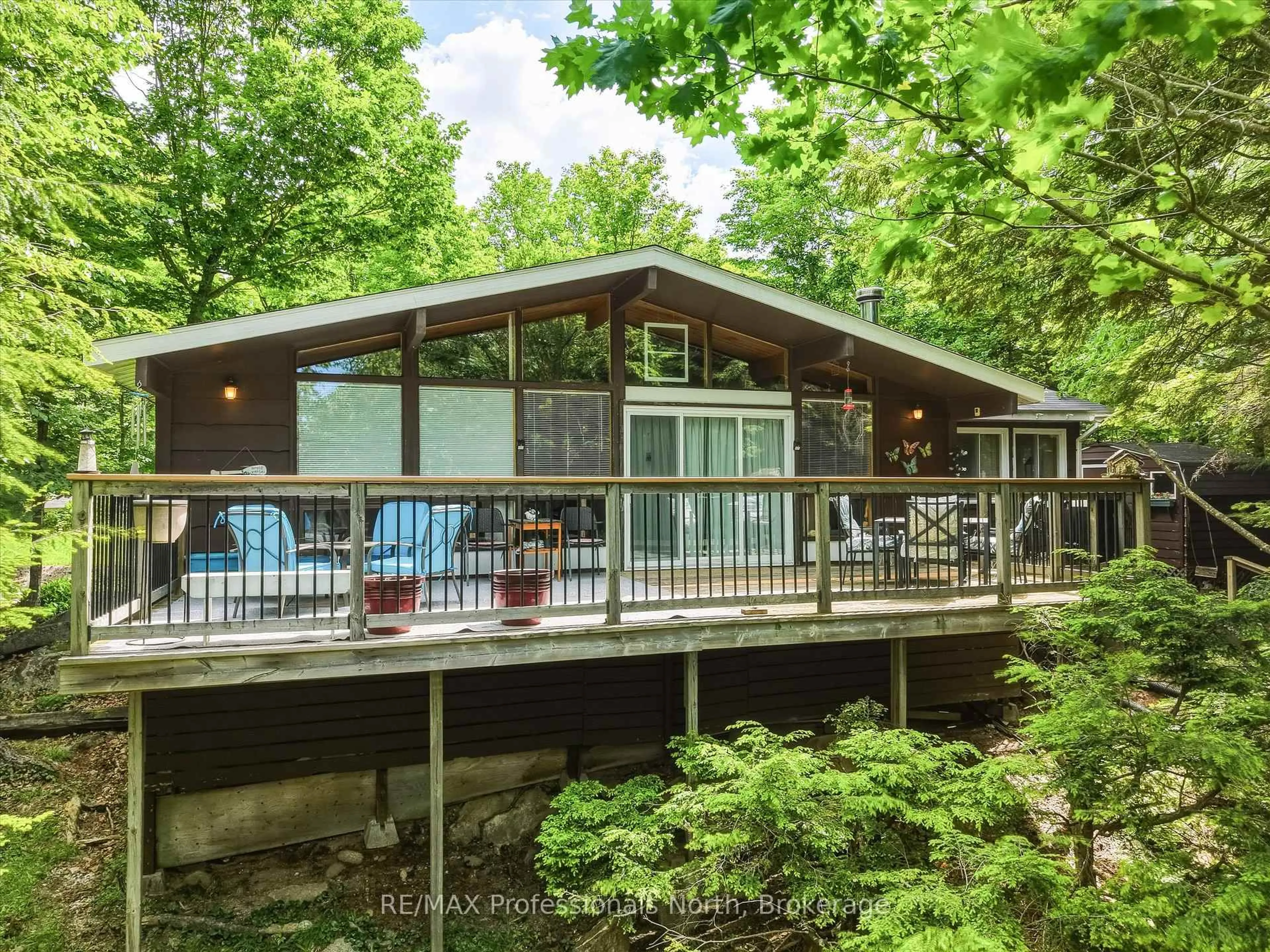 Home with vinyl exterior material, water/lake/river/ocean view for 1007 Leech Lake Point Rd, Bracebridge Ontario P1L 1X3