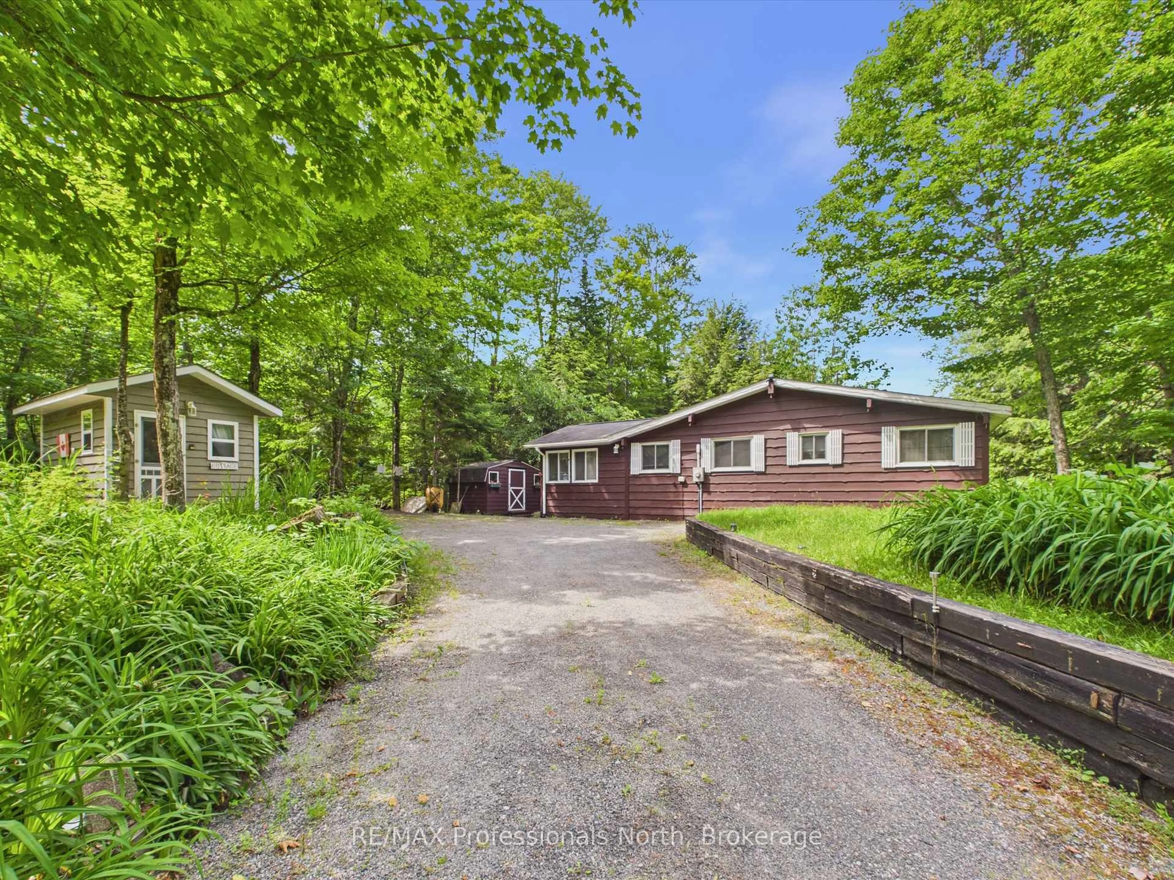A pic from outside/outdoor area/front of a property/back of a property/a pic from drone, street for 1007 Leech Lake Point Rd, Bracebridge Ontario P1L 1X3