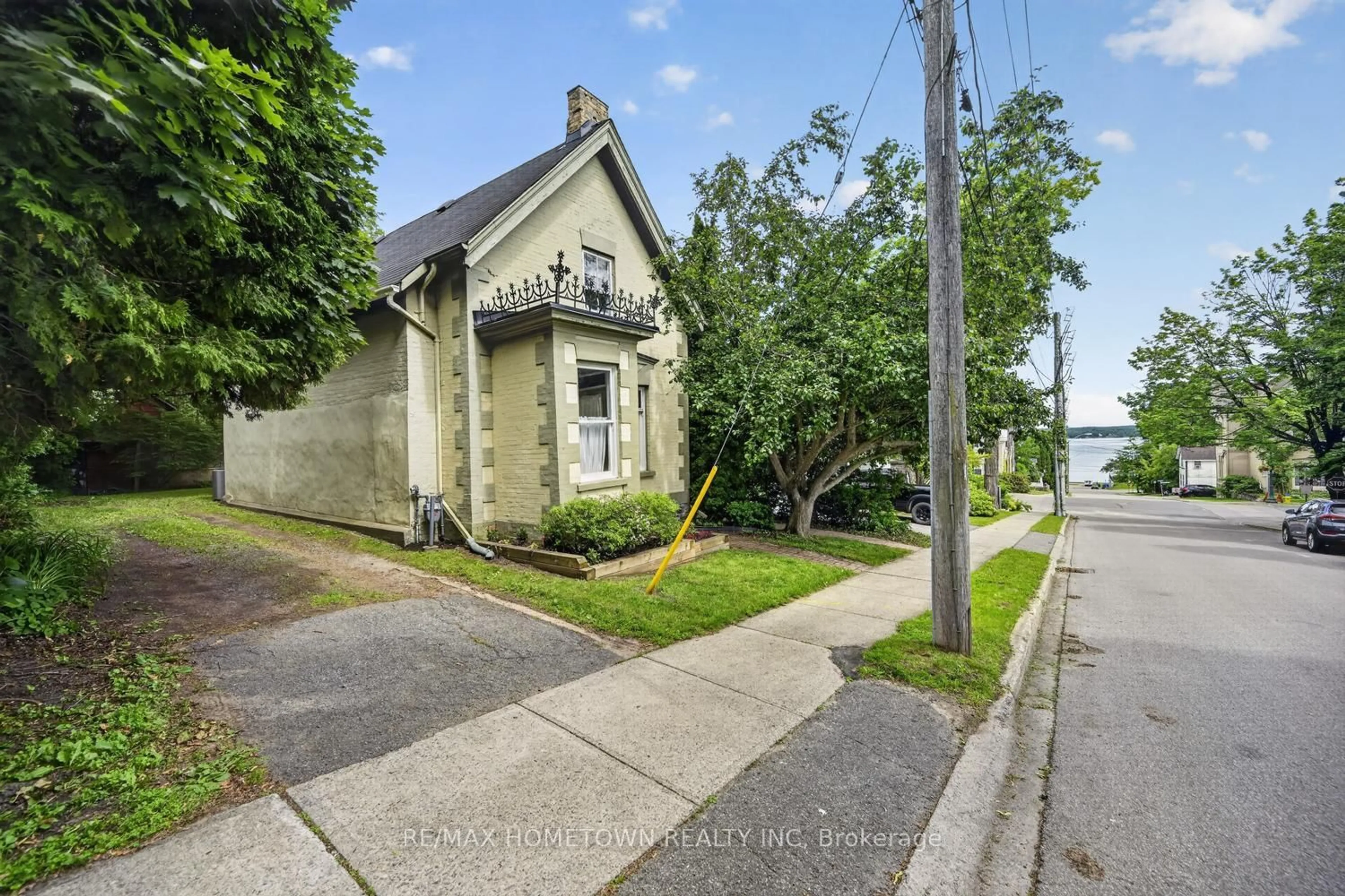 A pic from outside/outdoor area/front of a property/back of a property/a pic from drone, street for 33 Park St, Brockville Ontario K6V 2G3