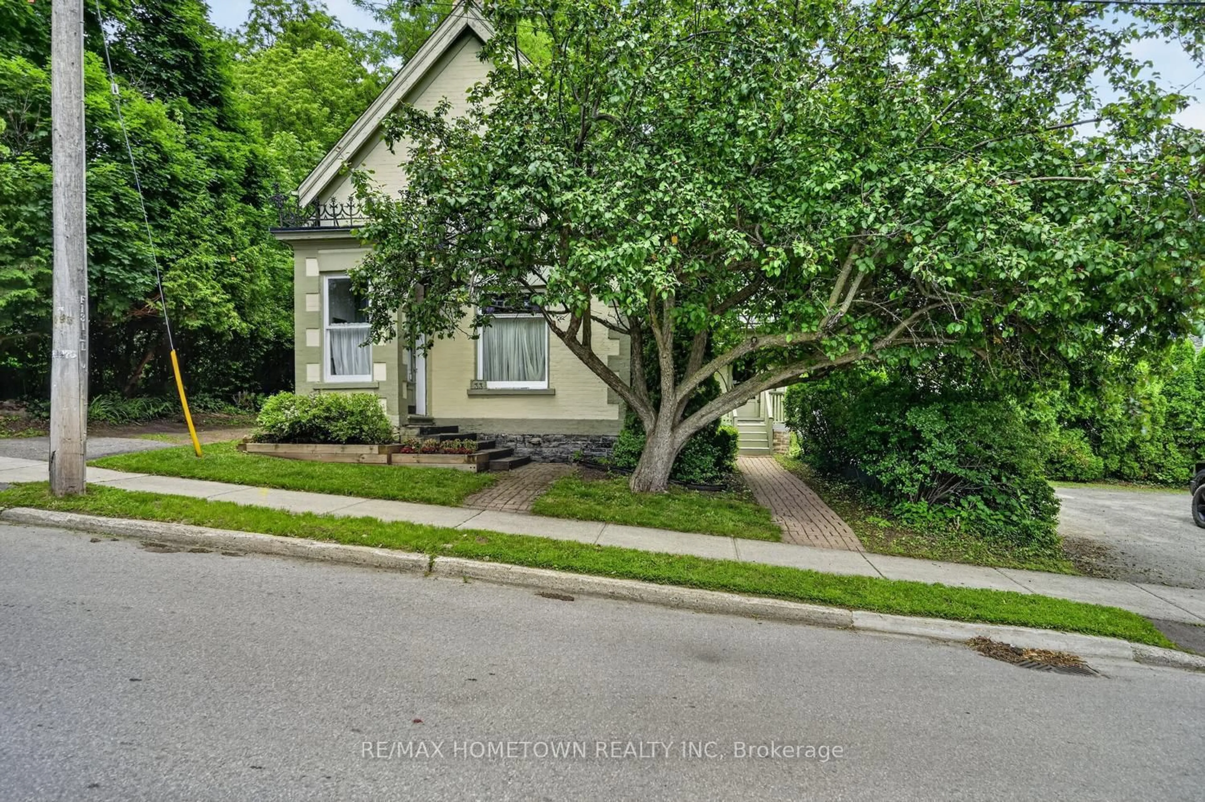A pic from outside/outdoor area/front of a property/back of a property/a pic from drone, street for 33 Park St, Brockville Ontario K6V 2G3