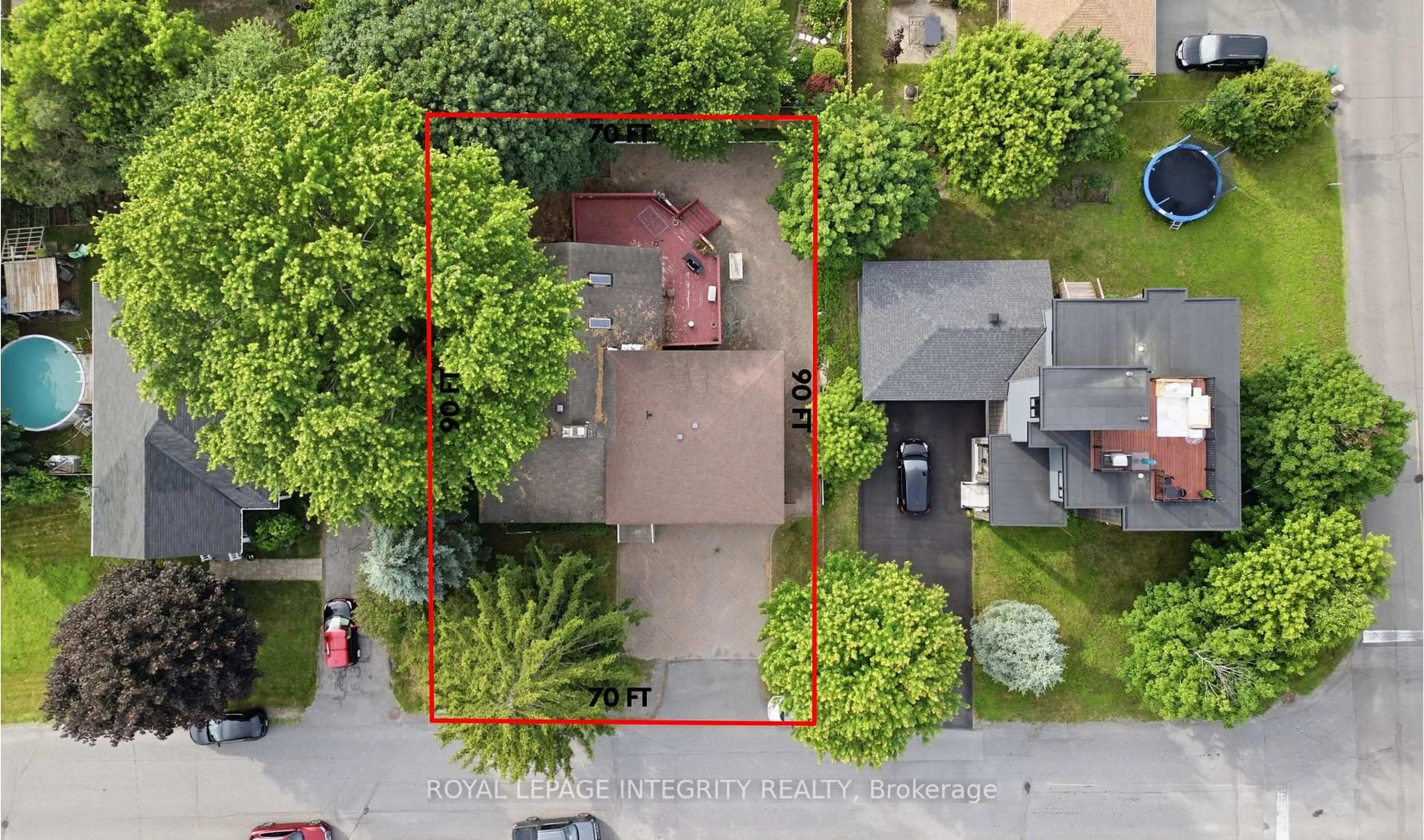 A pic from outside/outdoor area/front of a property/back of a property/a pic from drone, street for 45 Rossland Ave, Ottawa Ontario K2G 2K5