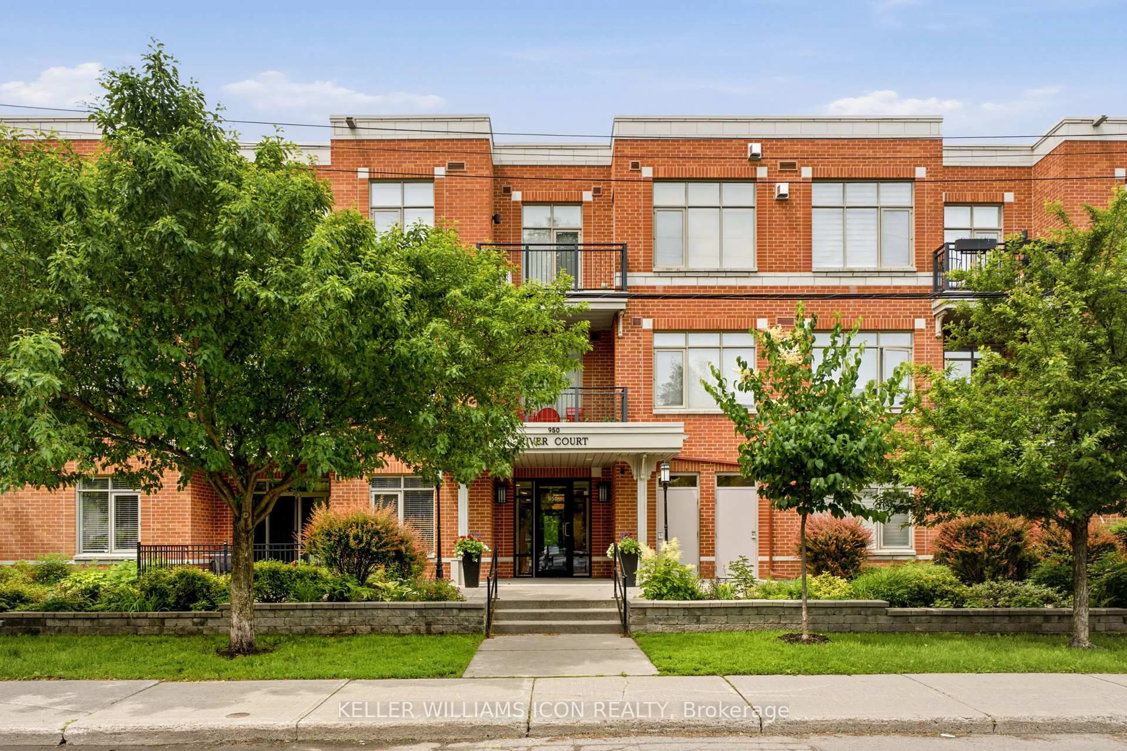 Home with brick exterior material, building for 950 Marguerite Ave #213, Ottawa Ontario K1K 3T8