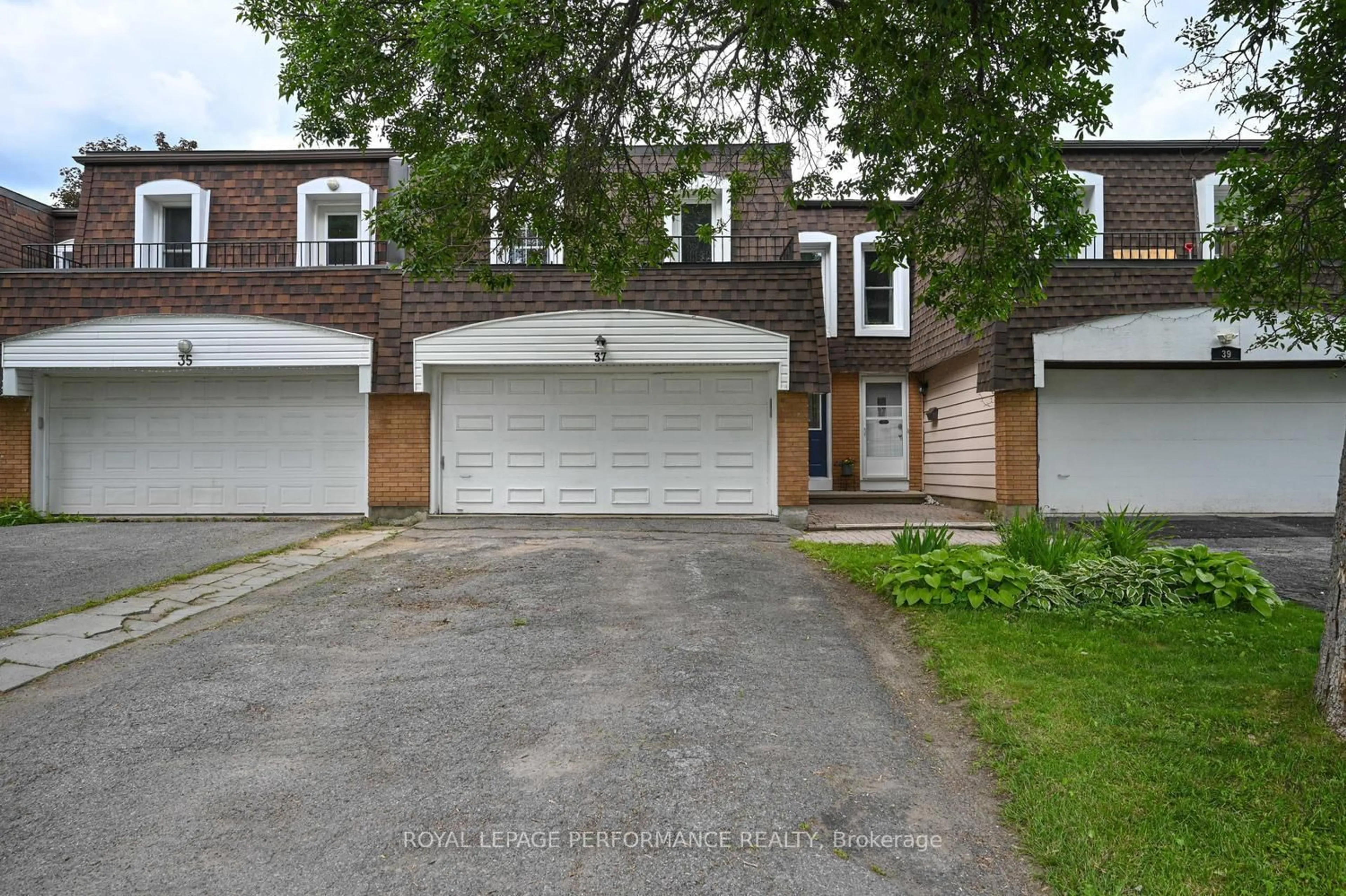 A pic from outside/outdoor area/front of a property/back of a property/a pic from drone, street for 37 Oberon St, Ottawa Ontario K2H 7X6