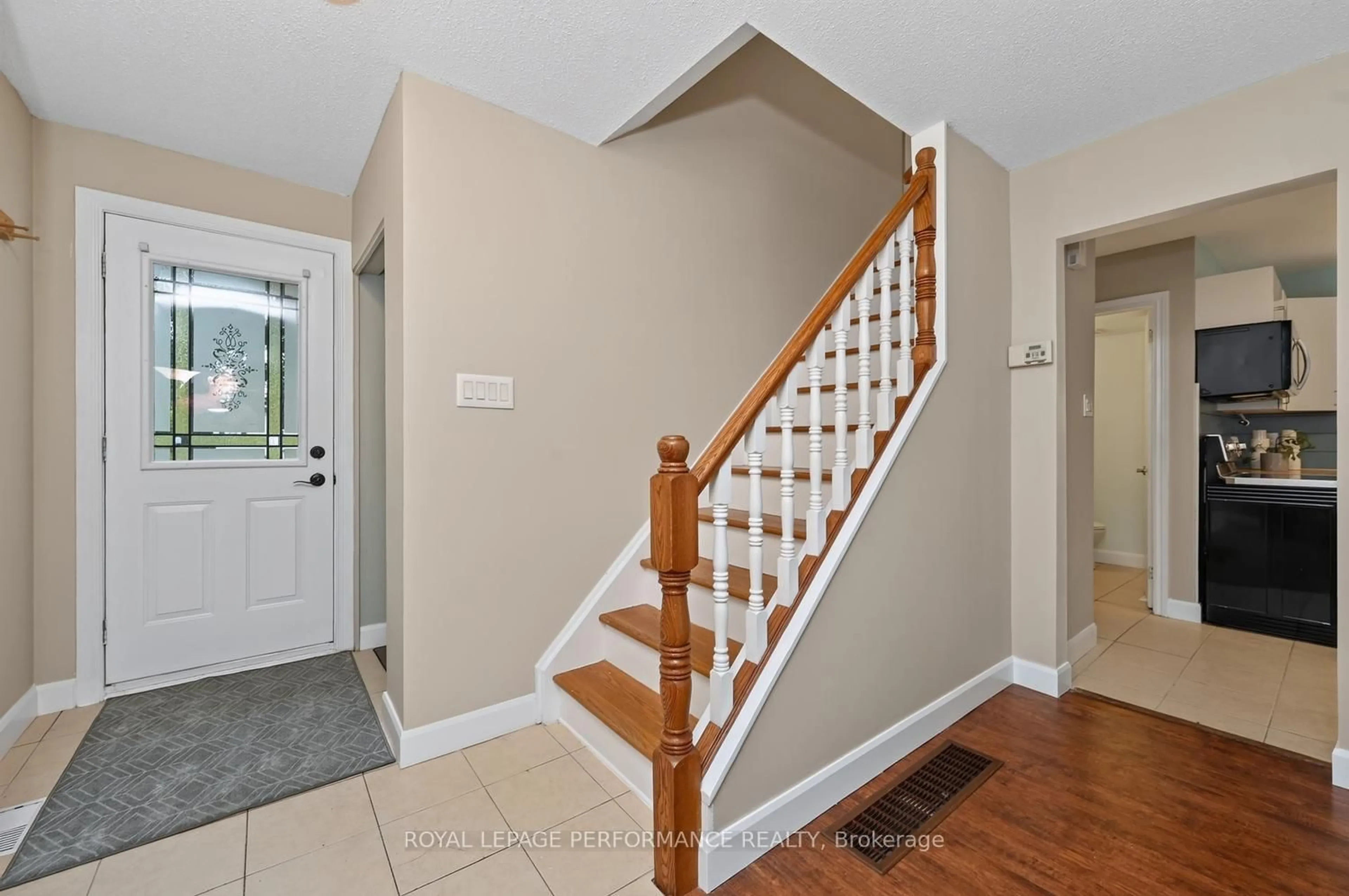 Indoor entryway for 37 Oberon St, Ottawa Ontario K2H 7X6