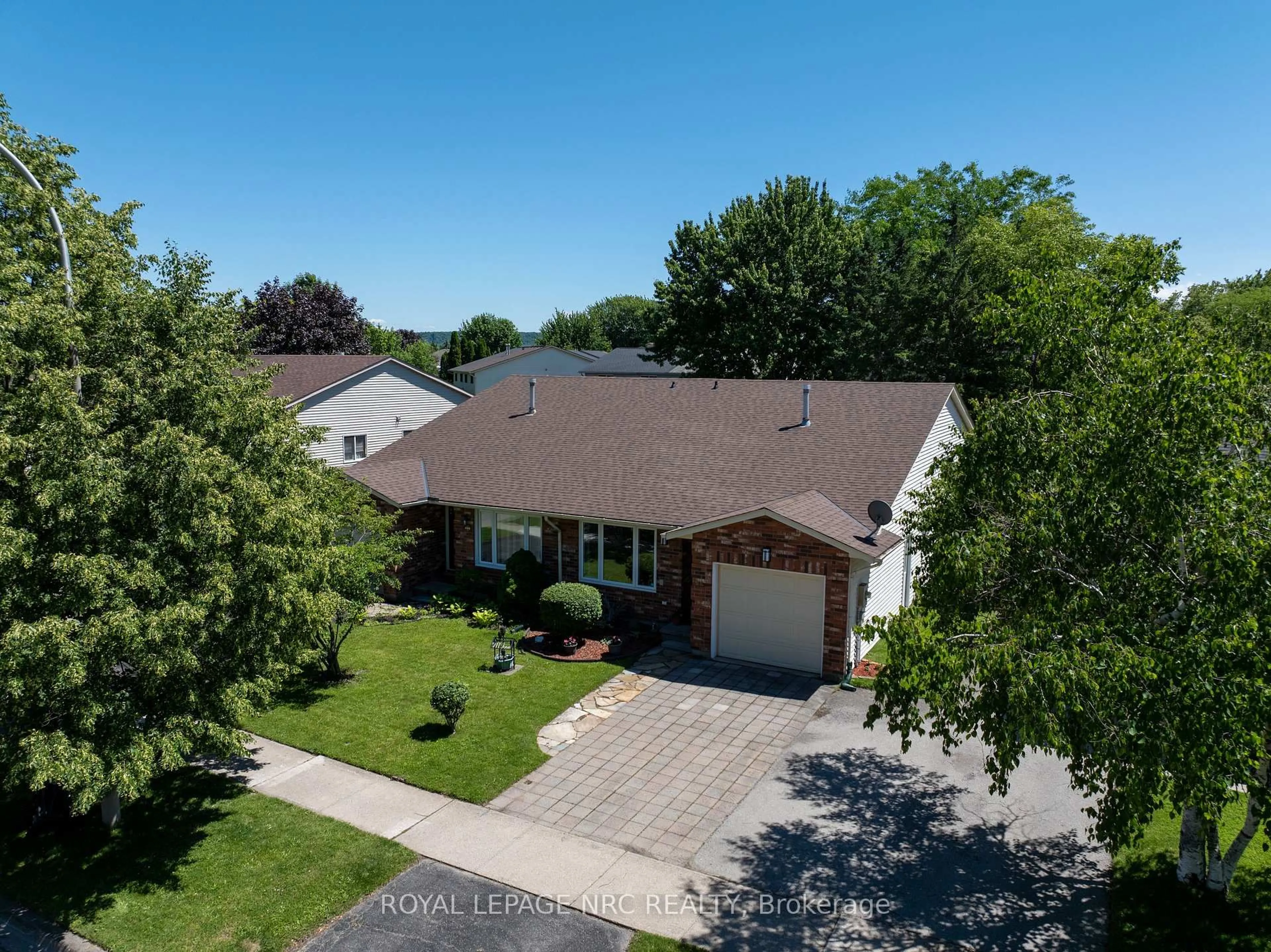 A pic from outside/outdoor area/front of a property/back of a property/a pic from drone, street for 4916 Homestead Dr, Lincoln Ontario L3J 0C4