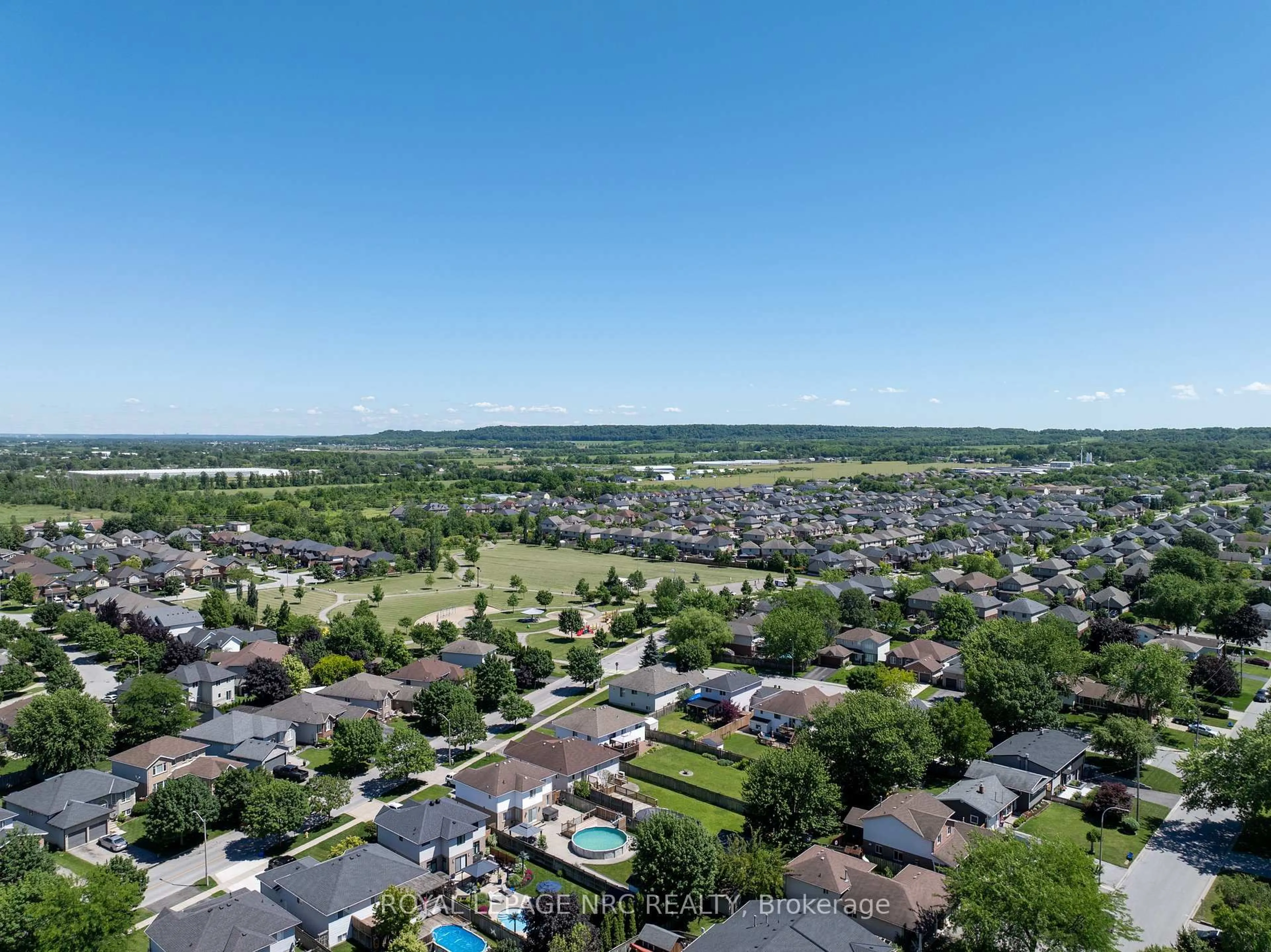 A pic from outside/outdoor area/front of a property/back of a property/a pic from drone, mountain view for 4916 Homestead Dr, Lincoln Ontario L3J 0C4