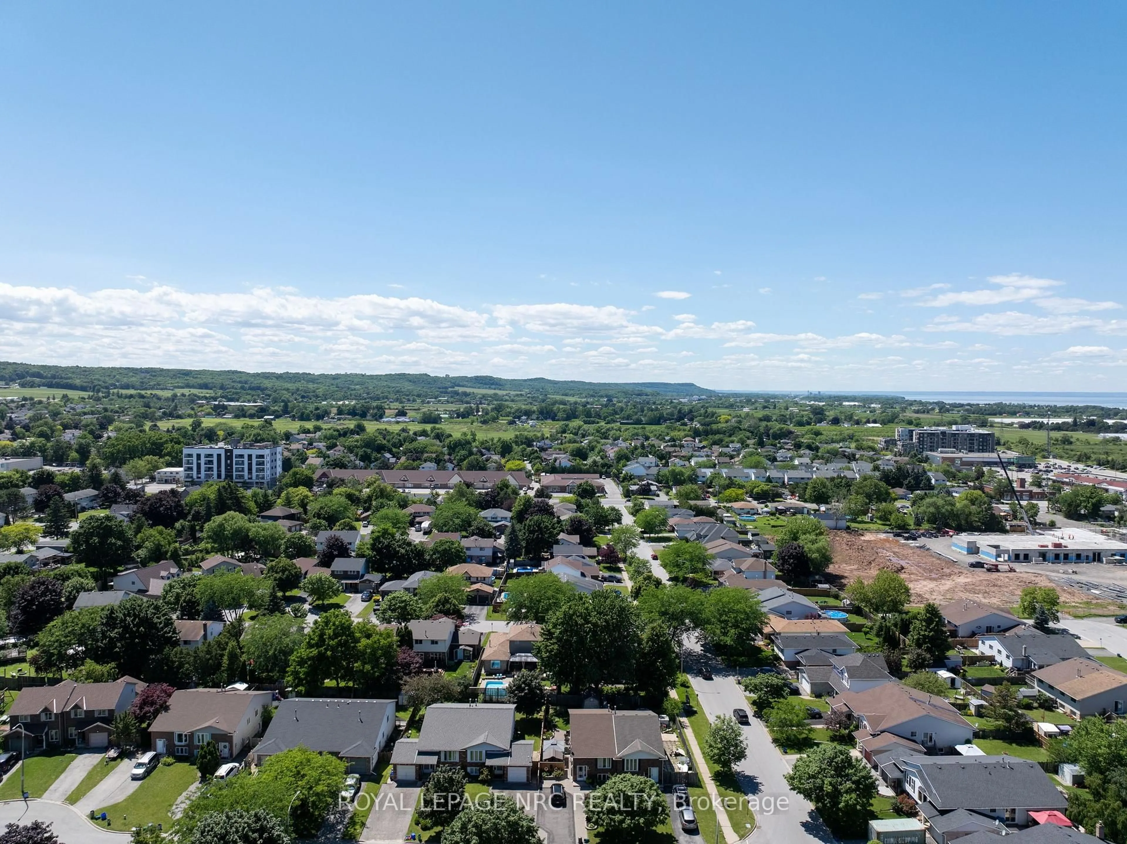 A pic from outside/outdoor area/front of a property/back of a property/a pic from drone, mountain view for 4916 Homestead Dr, Lincoln Ontario L3J 0C4
