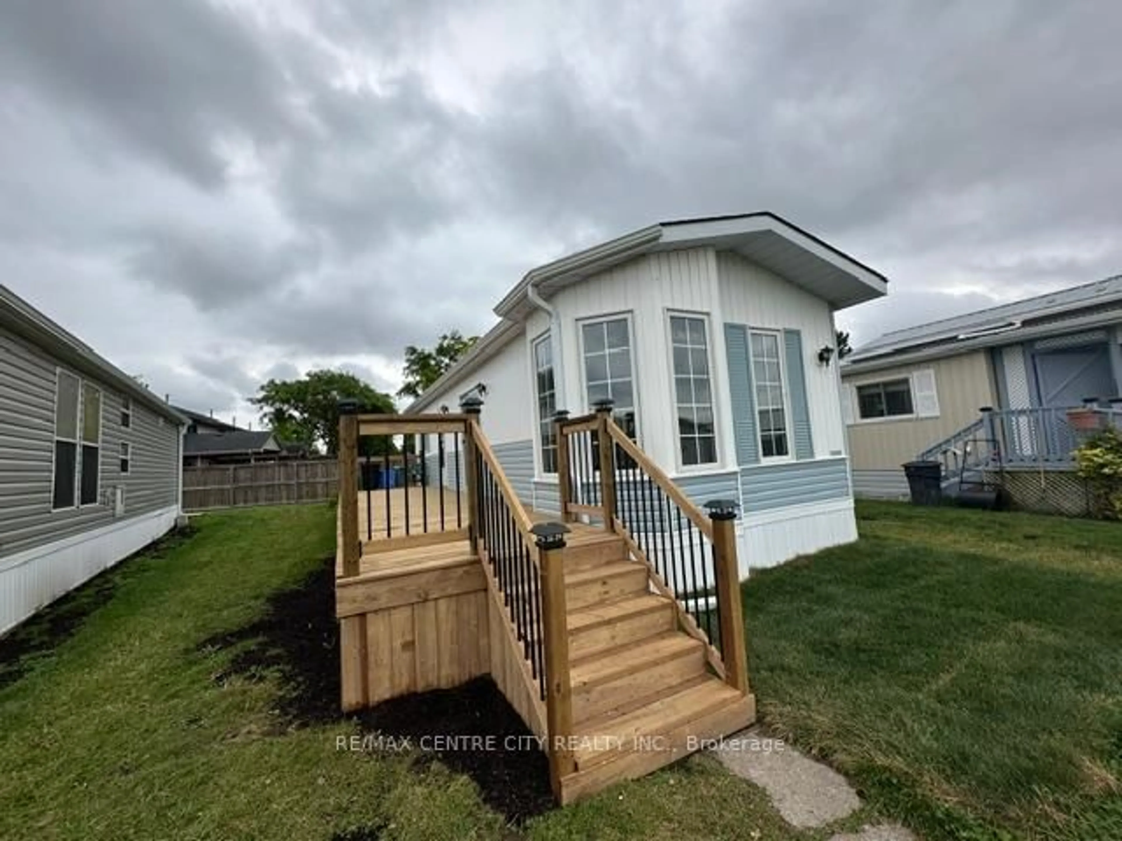 Home with vinyl exterior material, unknown for 2189 Dundas St #67, London East Ontario N5V 1H3