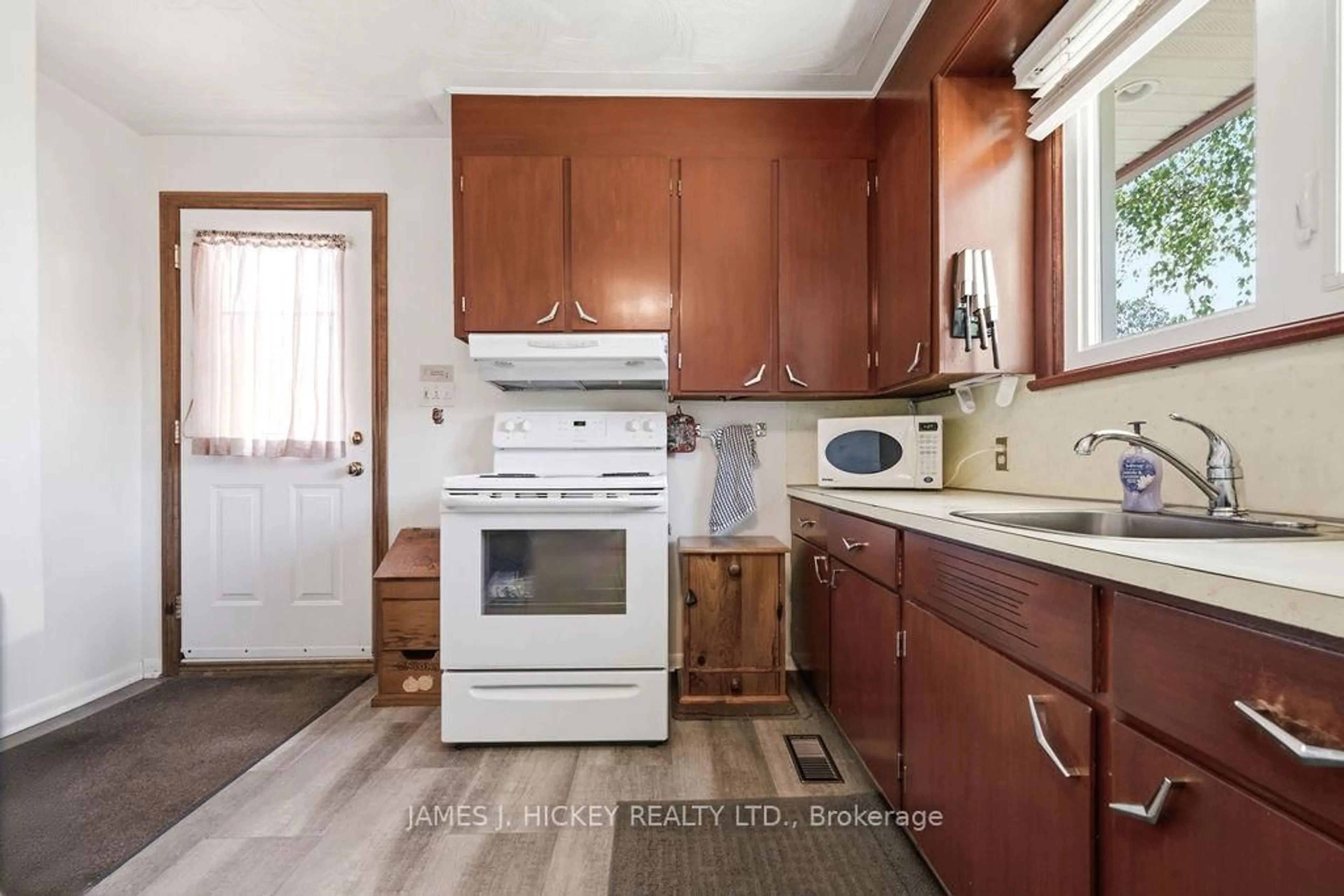 Standard kitchen, unknown for 22 Sydney St, Chalk River Ontario K0J 1J0