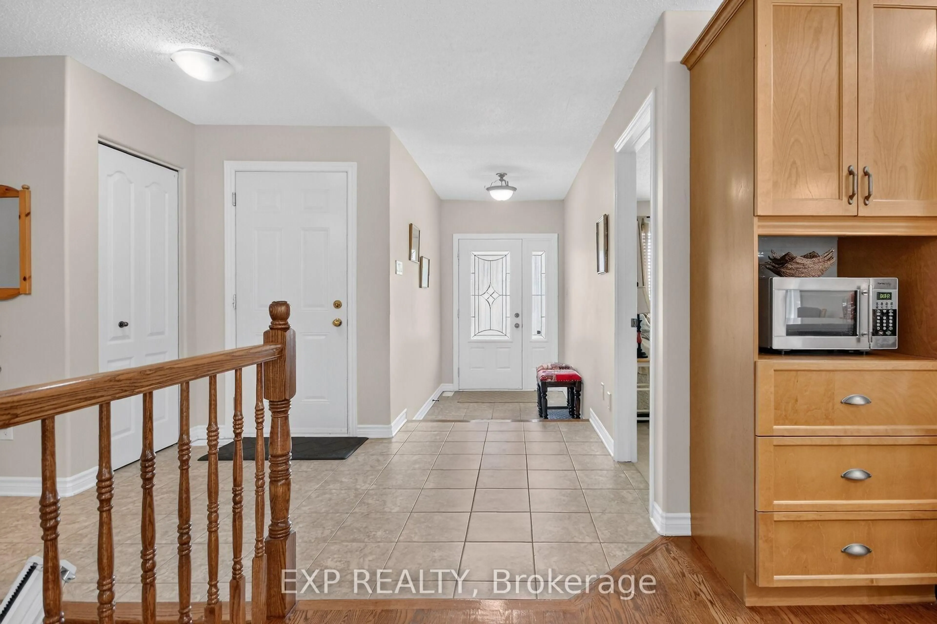 Indoor entryway for 40 Gaslight Way, Russell Ontario K4R 0B1