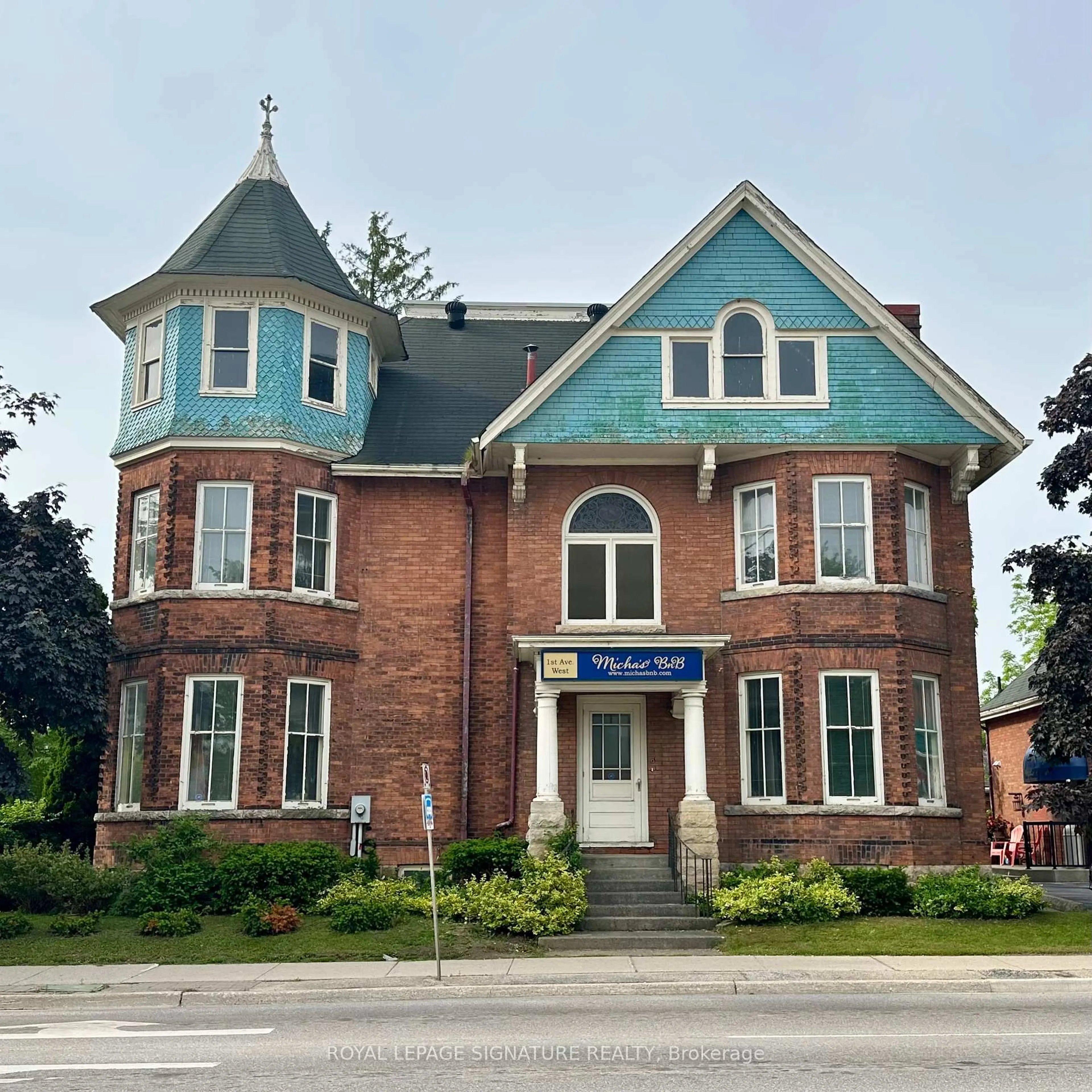 Home with brick exterior material, building for 1000 1st Ave, Owen Sound Ontario N4K 4K5