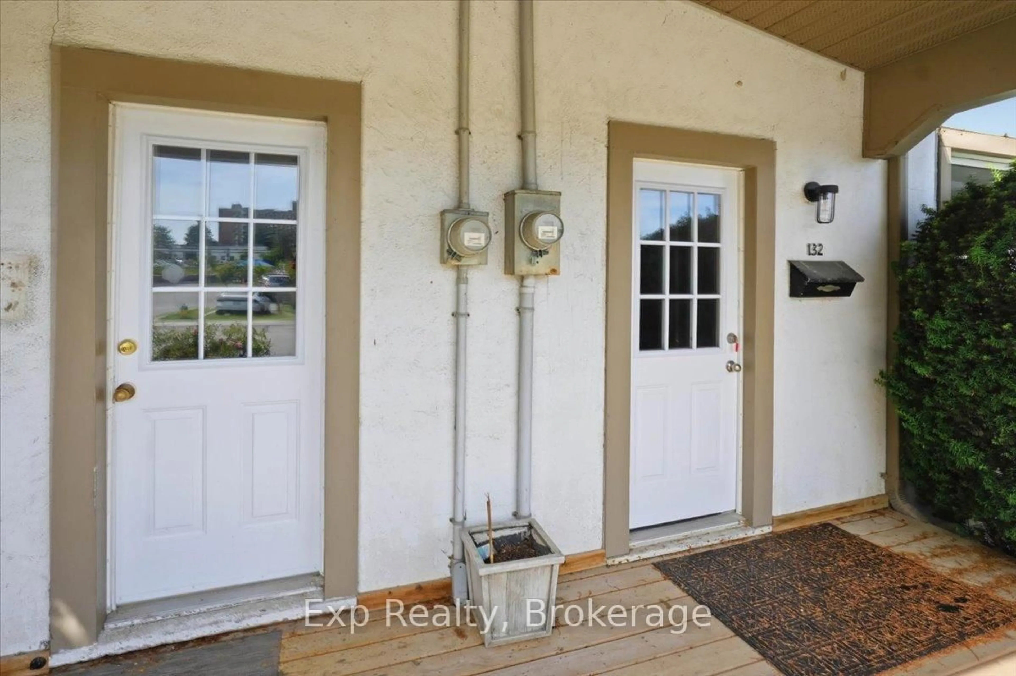 Indoor entryway for 130-132 MACDONALD Ave, Belleville Ontario K8N 3Y3