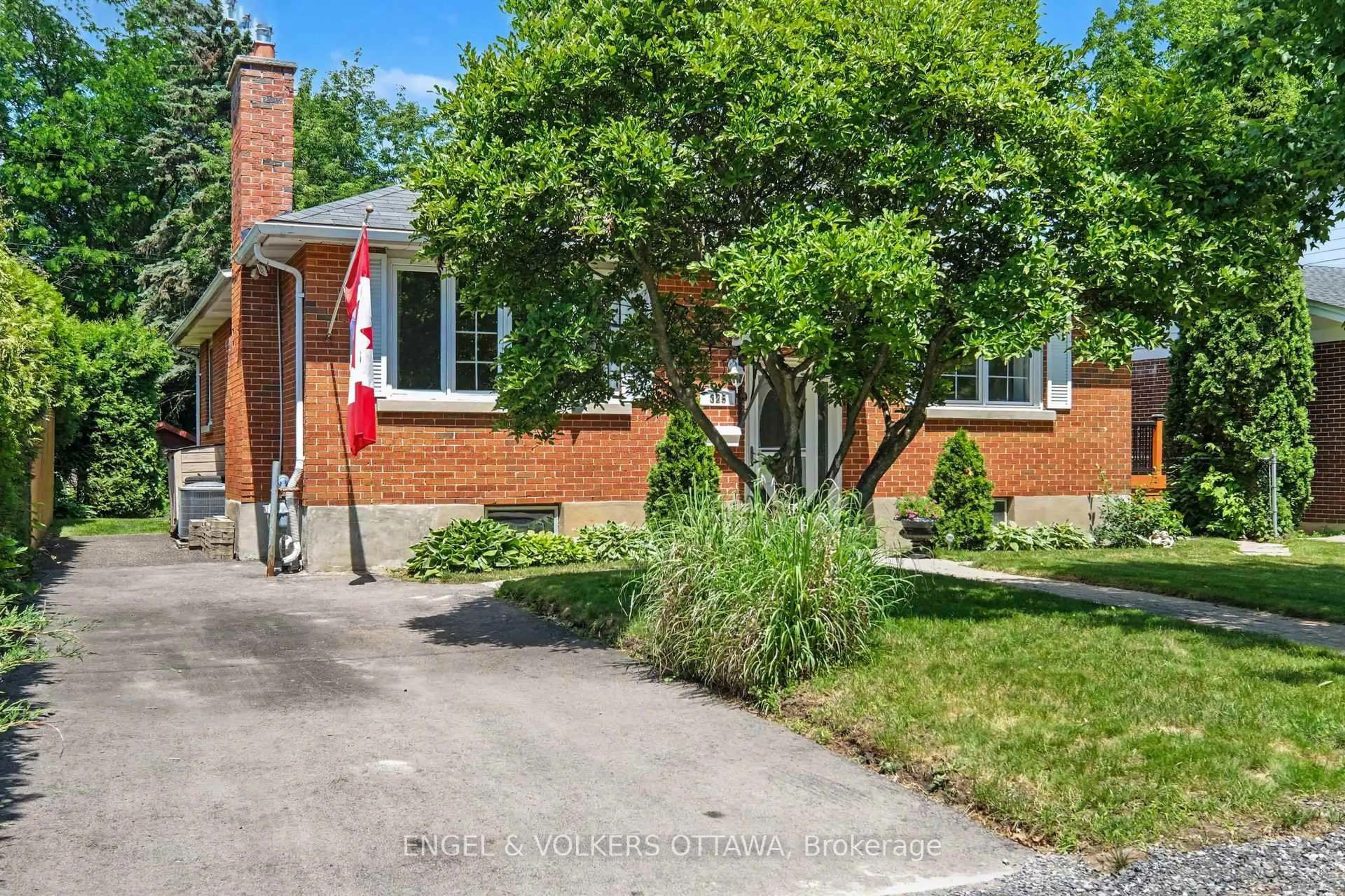 A pic from outside/outdoor area/front of a property/back of a property/a pic from drone, street for 325 Summit Ave, Ottawa Ontario K1H 5Z7