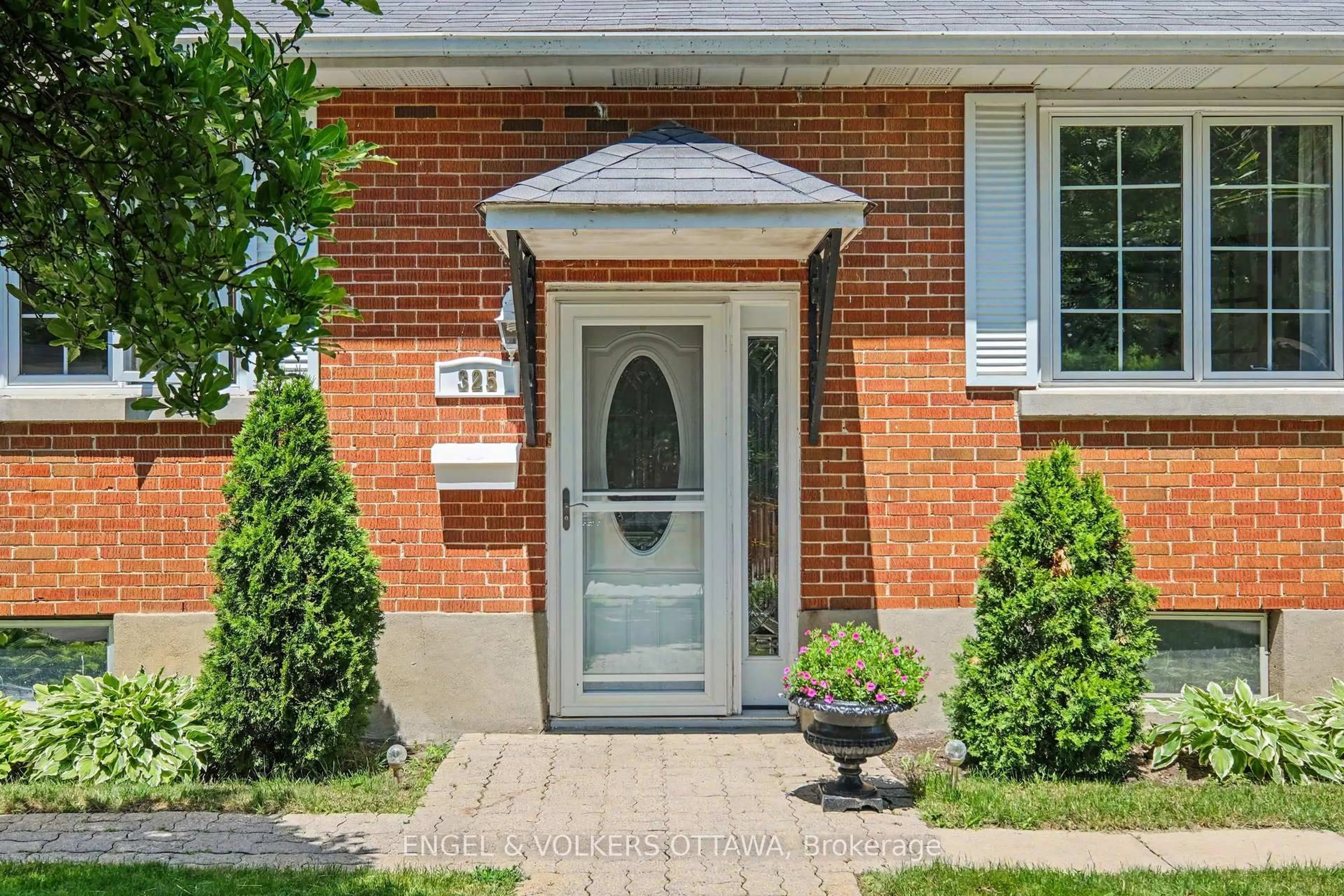 Indoor entryway for 325 Summit Ave, Ottawa Ontario K1H 5Z7